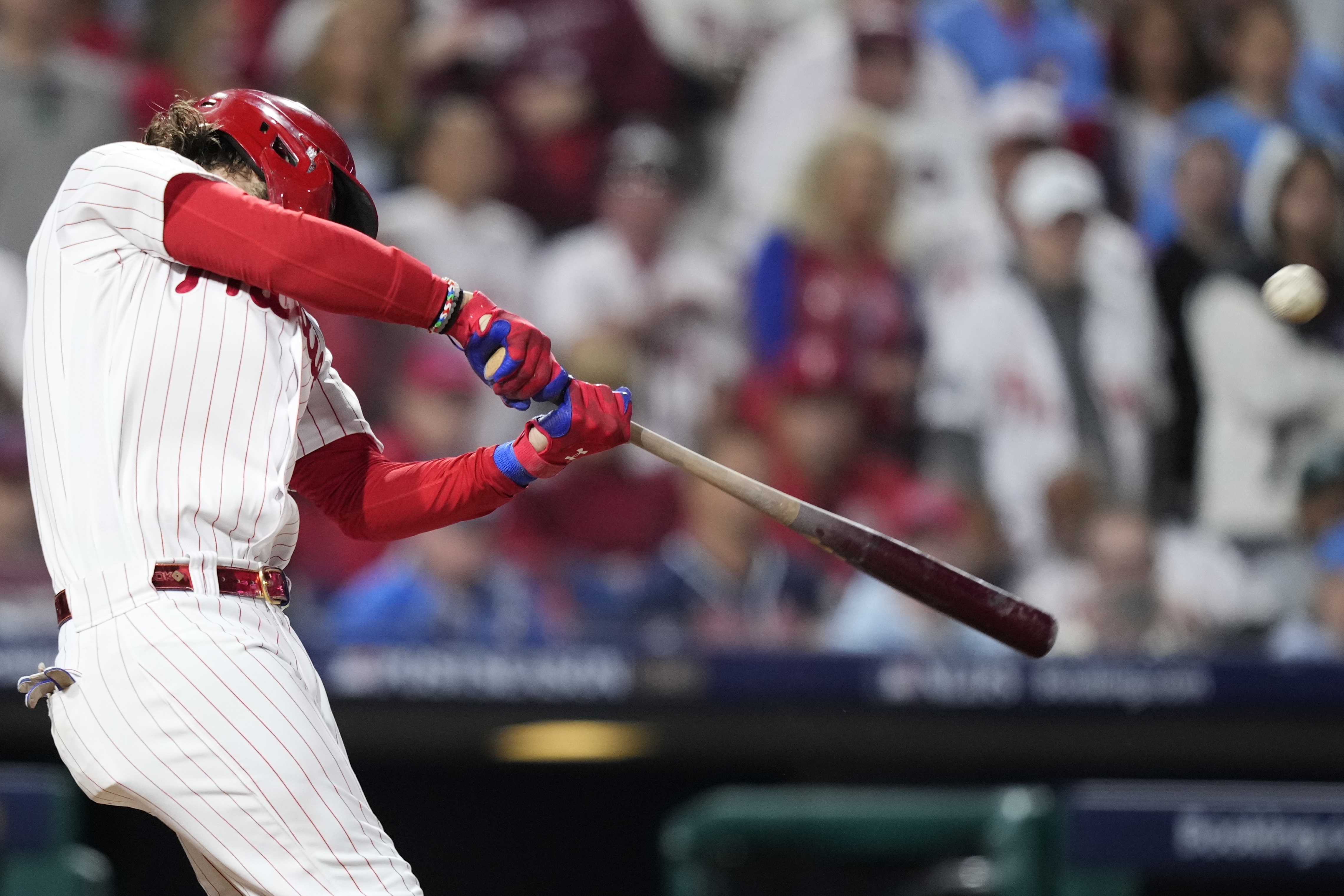 Bryce Harper hits 2 HRs as Phillies pound Braves in Game 3 of NLDS