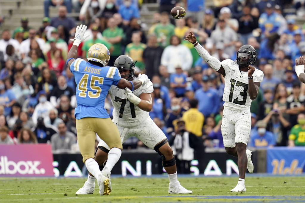 Kayvon Thibodeaux has career-high 9 tackles, 4.5 for loss for No. 10 Oregon  Ducks in 34-31 win at UCLA 