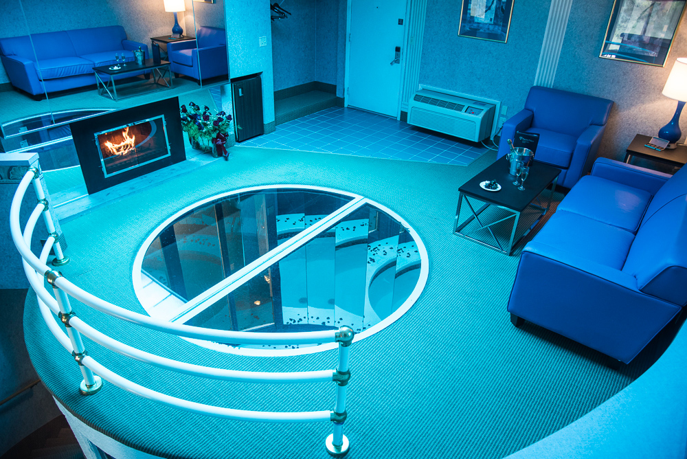 Welcome to the 'Land of Love': Heart-shaped tubs, champagne towers reign  supreme at Pocono Palace - pennlive.com