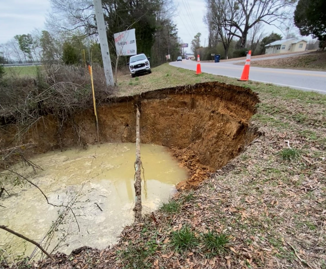 Massive sinkhole shuts down Shelby County road - al.com