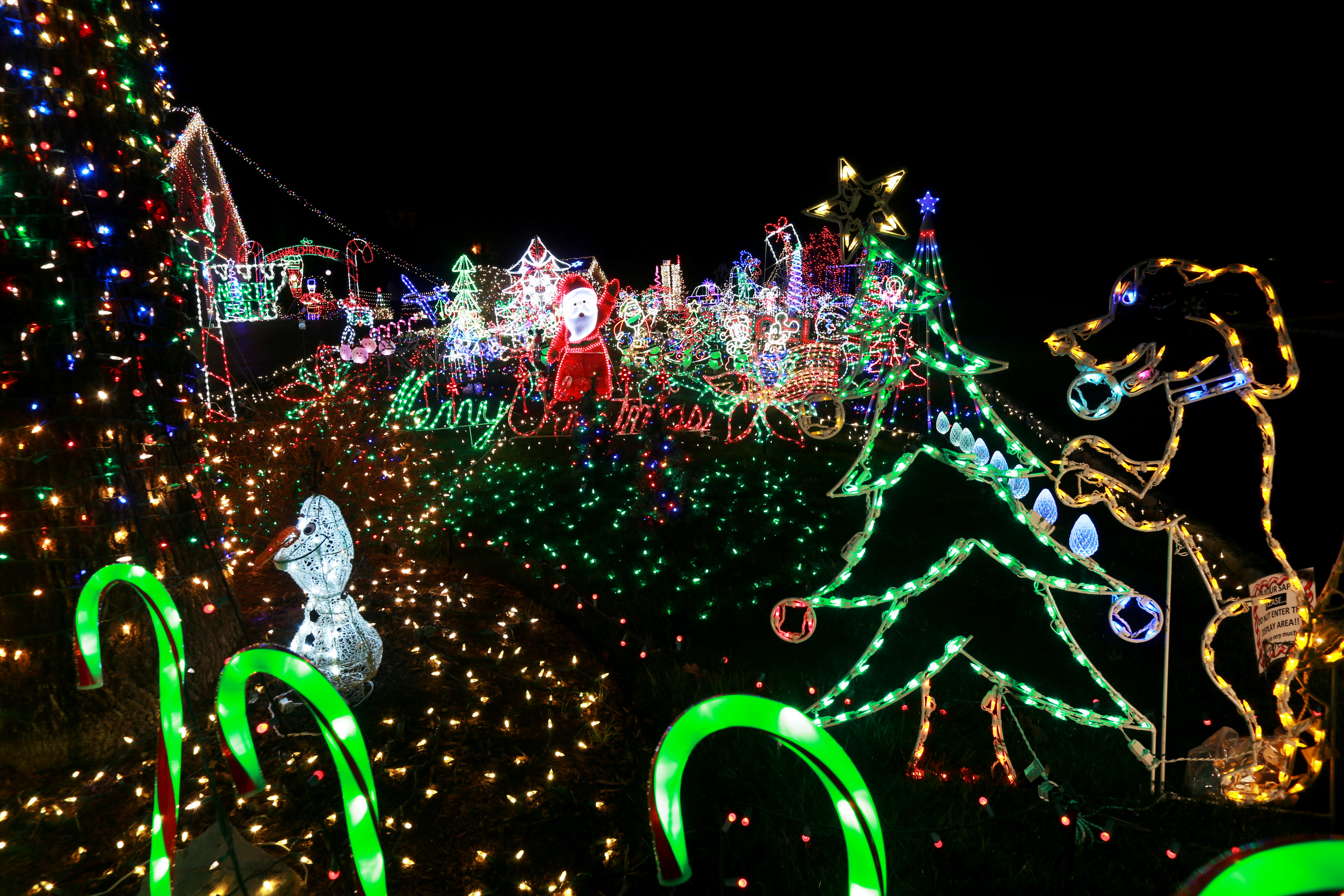 Cedar Hill family's 100,000-light 'Blue Christmas' display wins