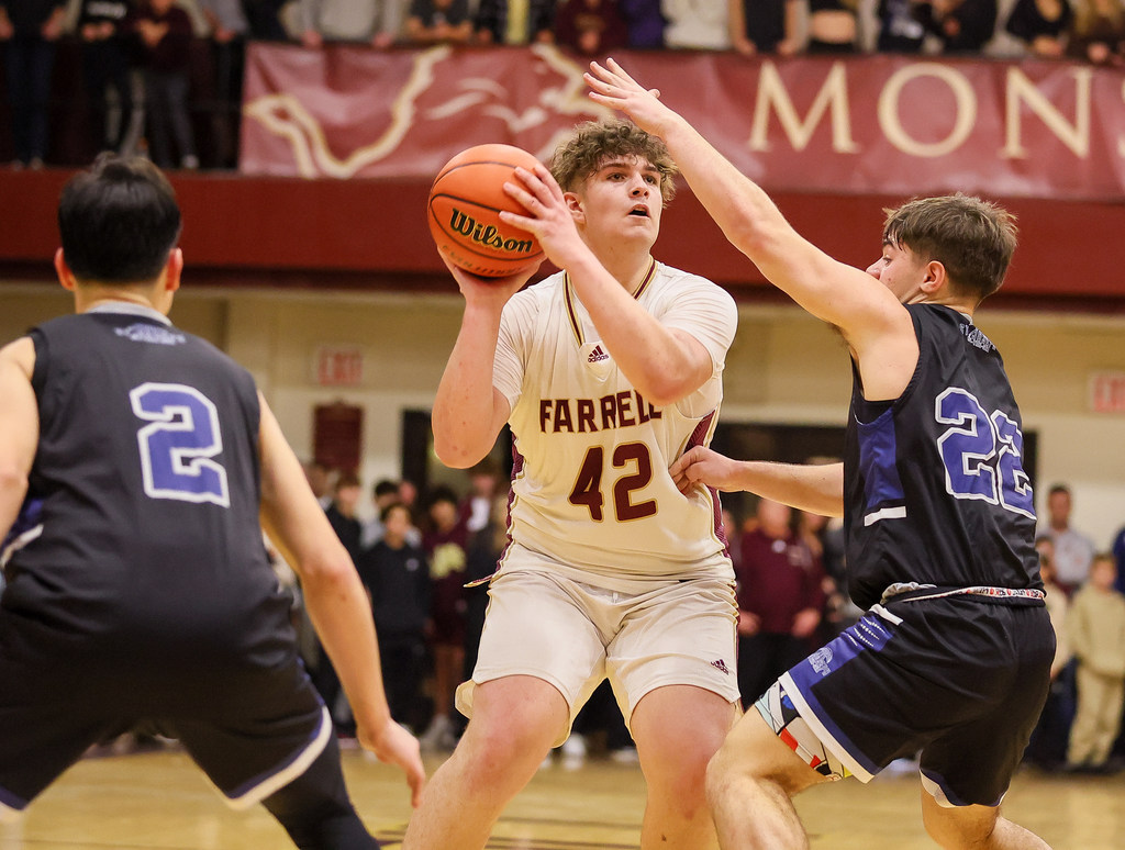 HS boys' hoops roundup: Sea, Farrell each split during holiday tournament  games south of NYC 