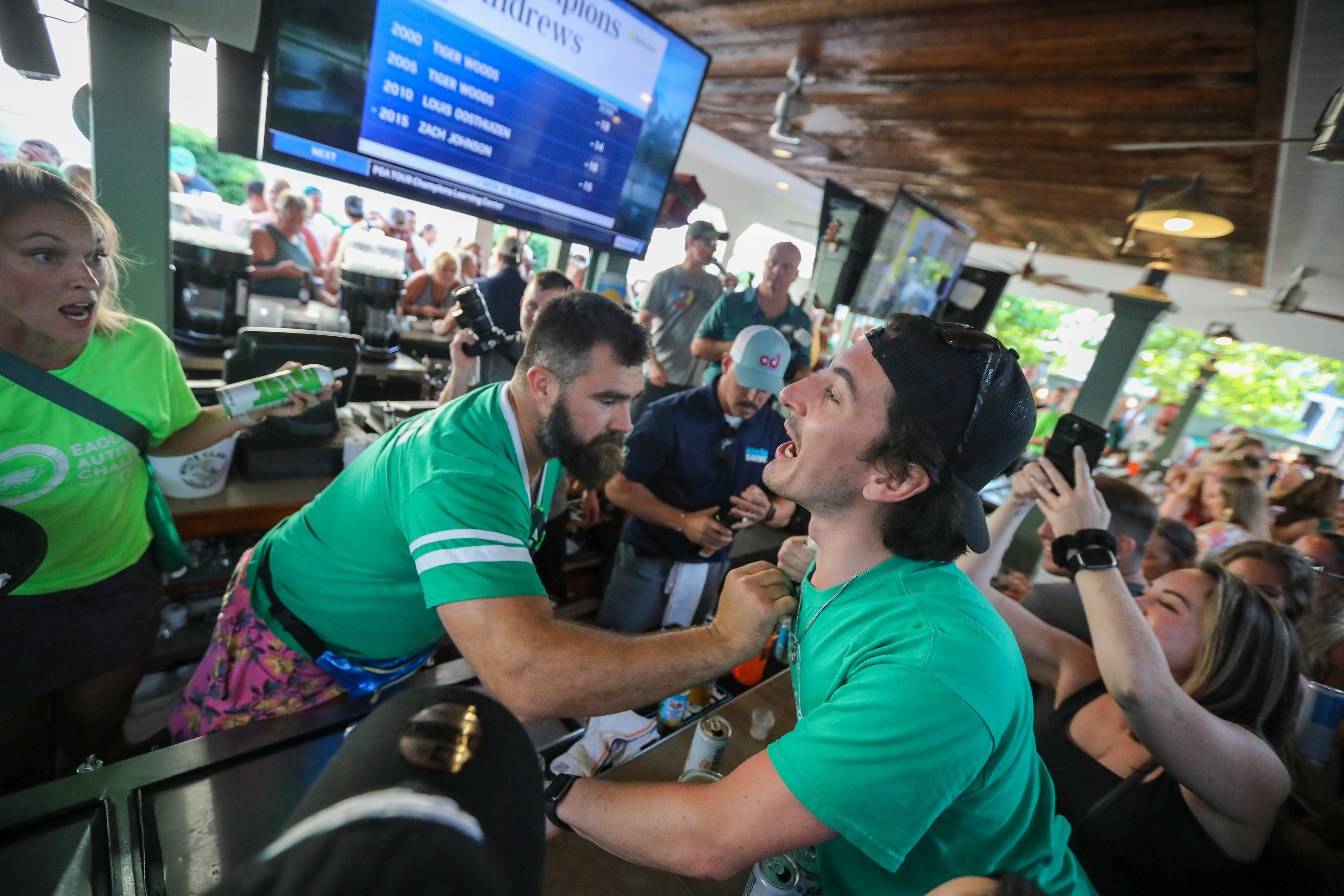 Jason Kelce, Eagles teammates appear as guest bartenders at Jersey Shore