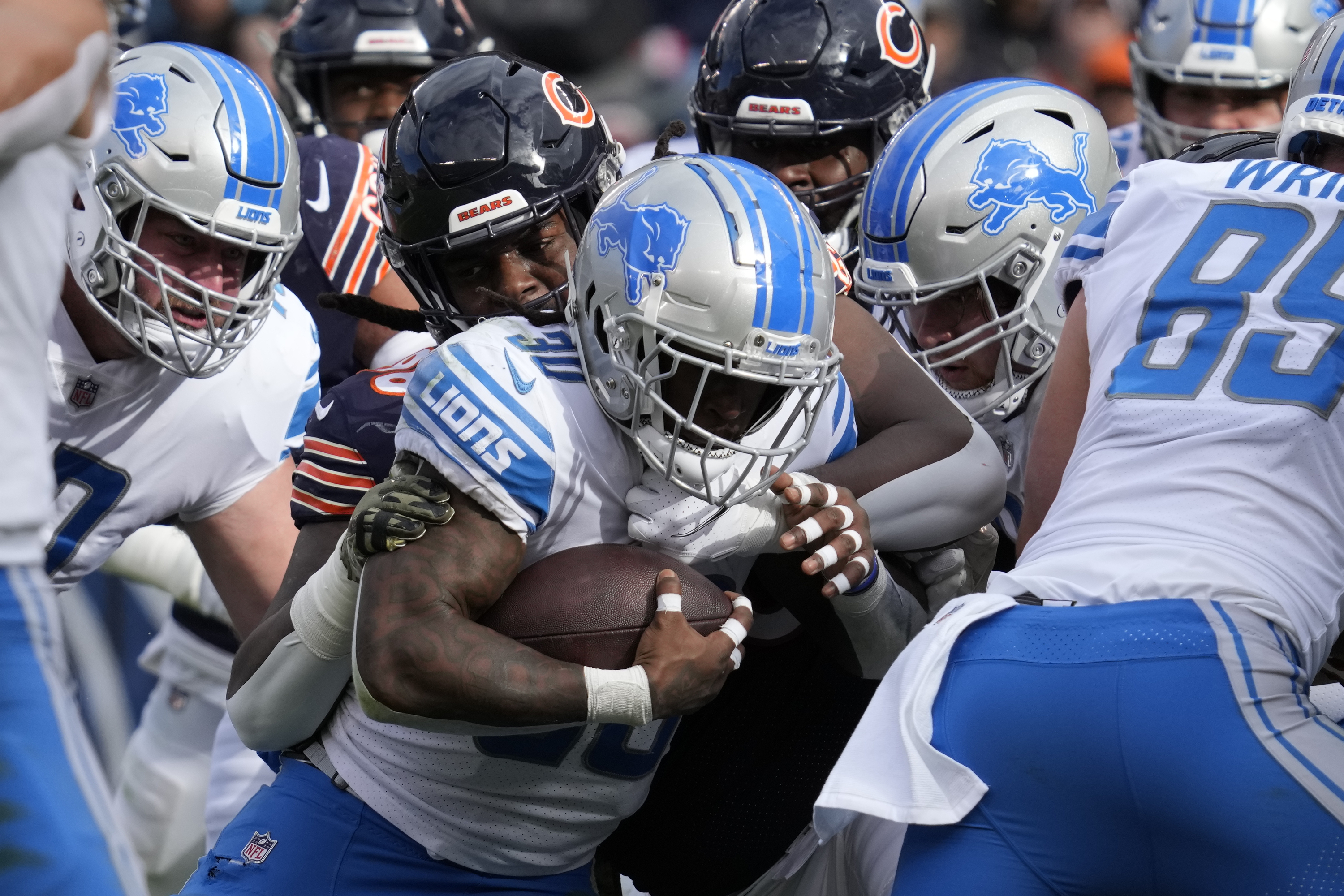 Lions overcome big effort by Fields, beat Bears 31-30 - The San