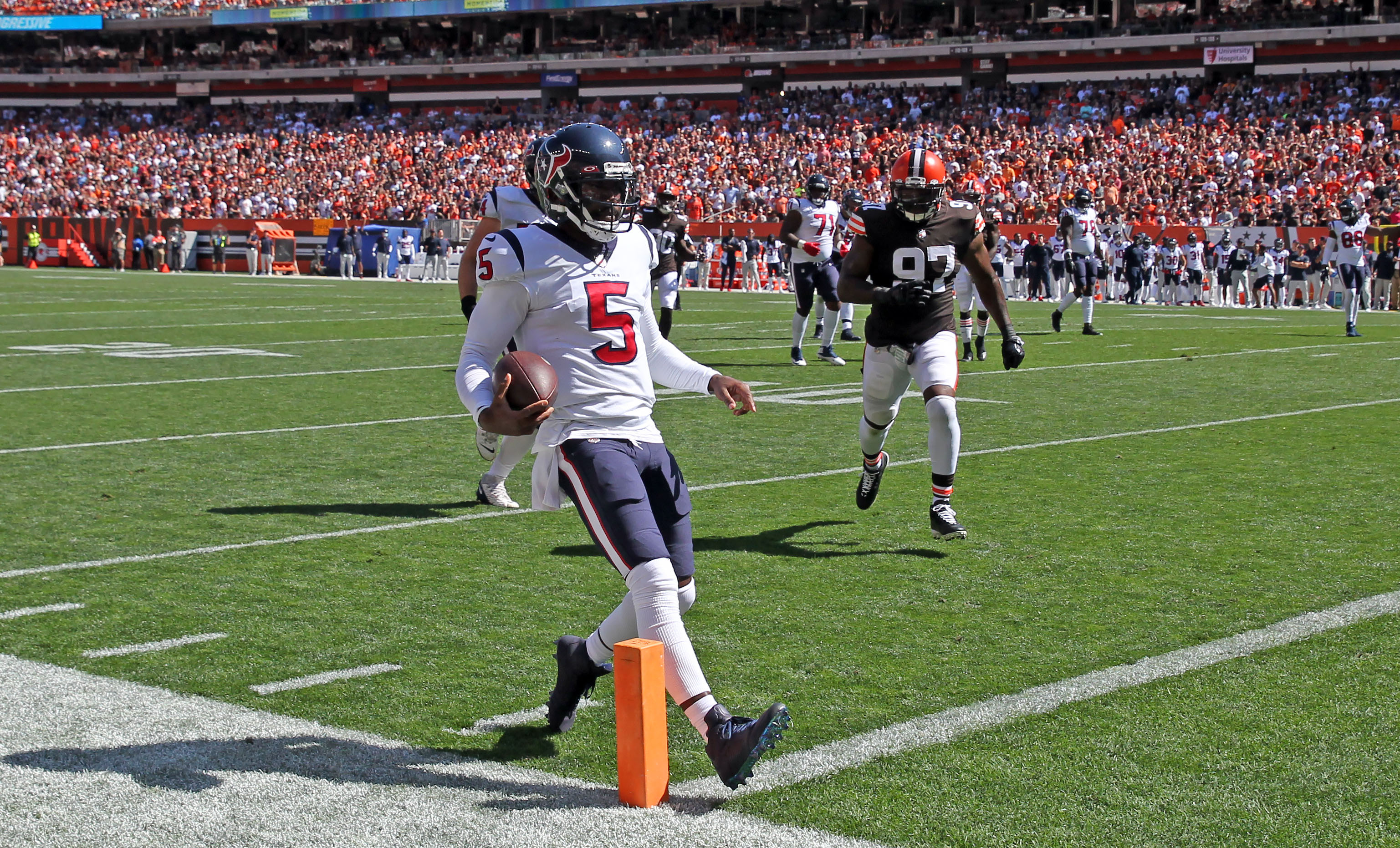 Houston Texans quarterback Tyrod Taylor (5) throw a pass against