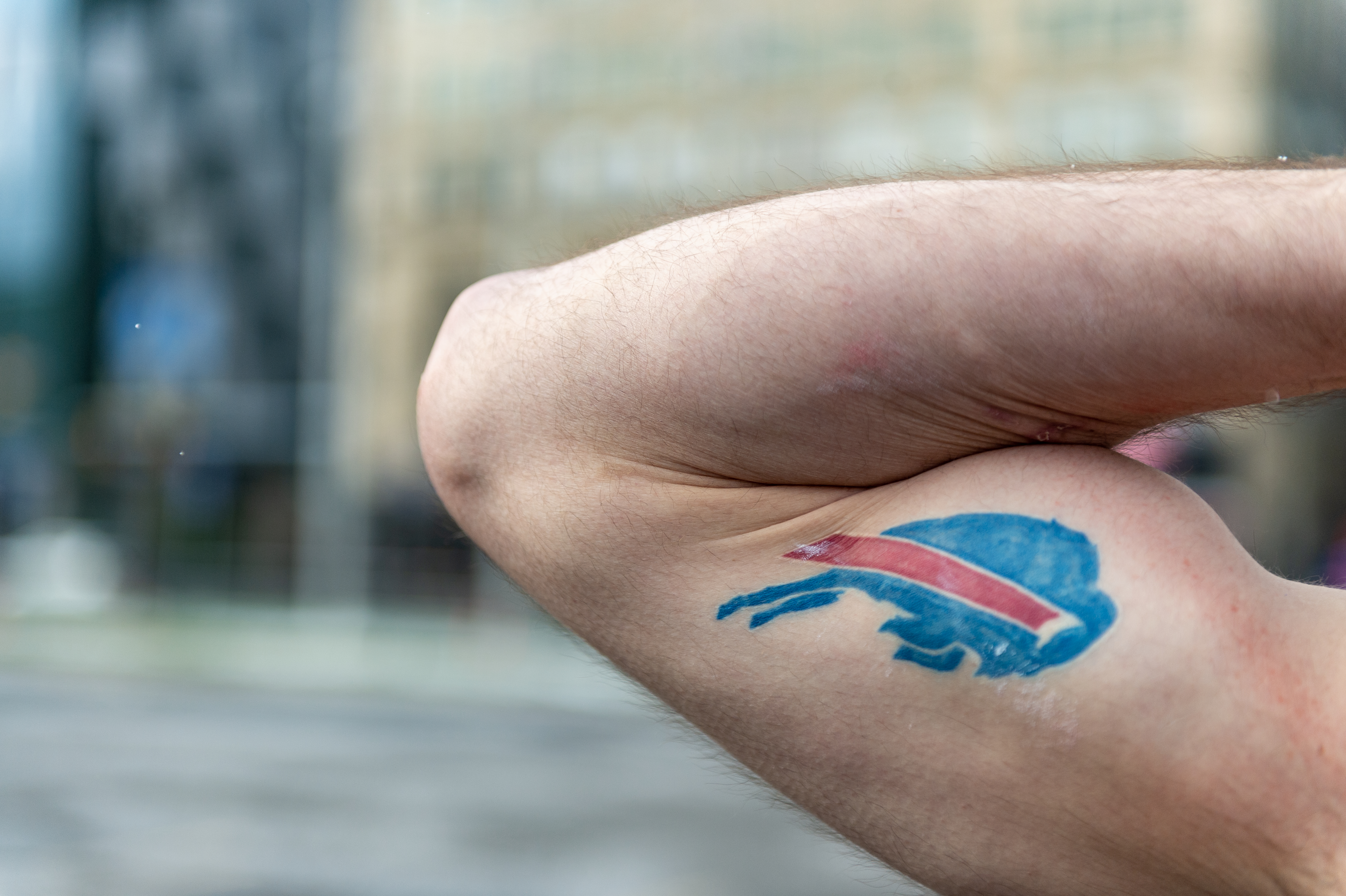 Buffalo Bills and Cleveland Browns fans tailgate in Detroit 