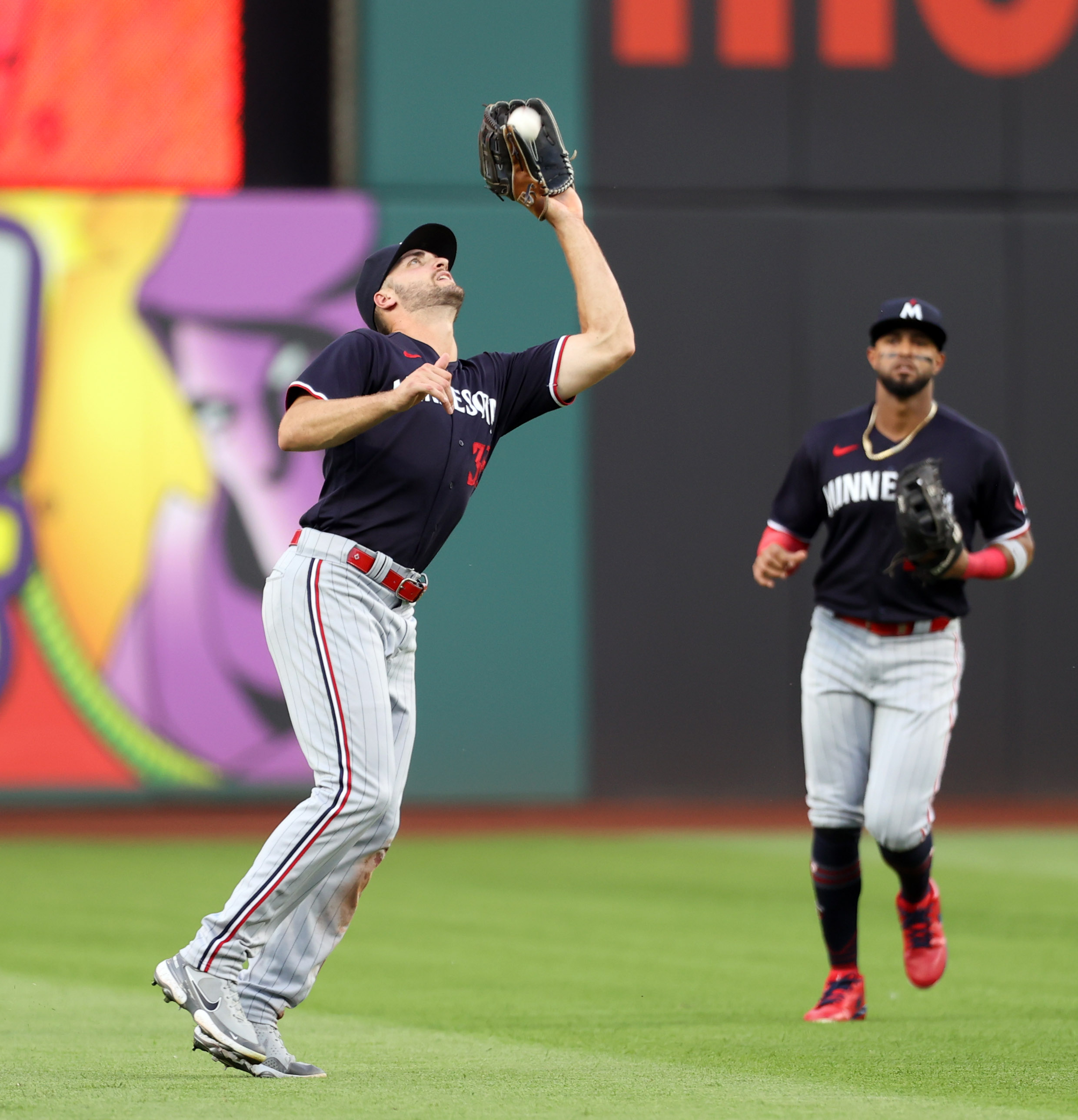 Browns TE David Njoku throws first pitch at Guardians vs. Twins game 