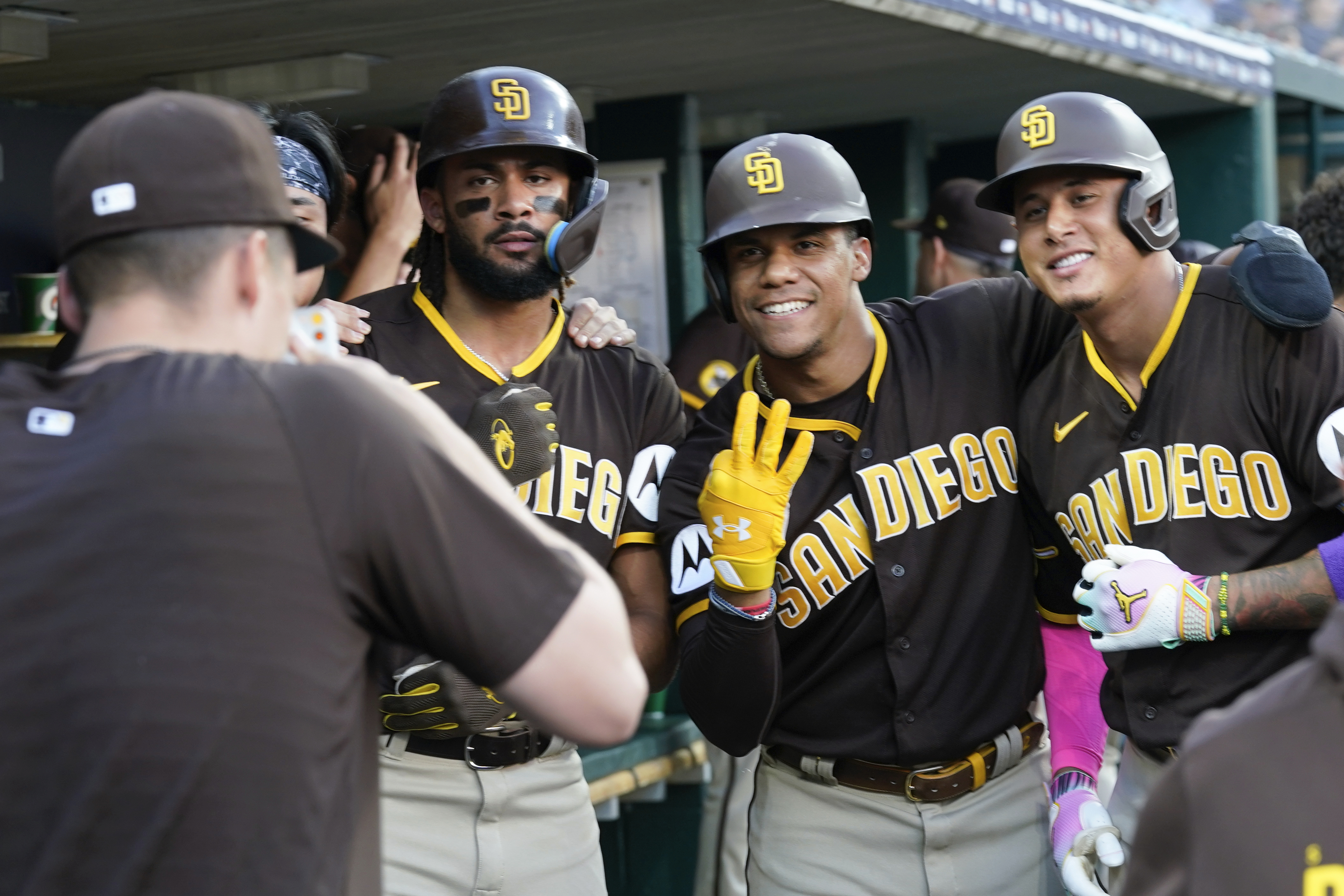 After rain stops, Padres pour it on in 14-3 rout of Tigers 