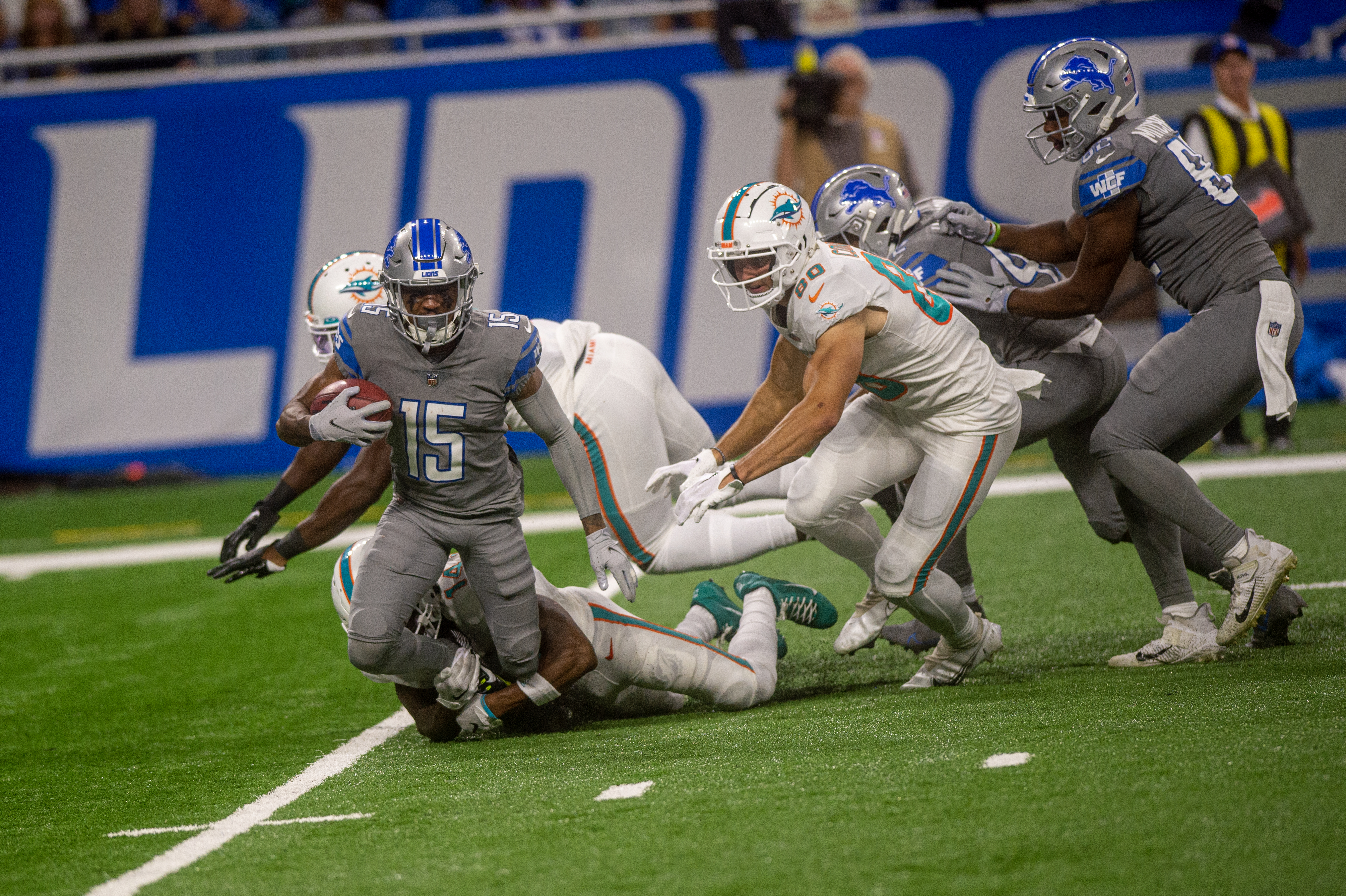 How to Watch Lions vs Dolphins on Sunday, October 30, 2022