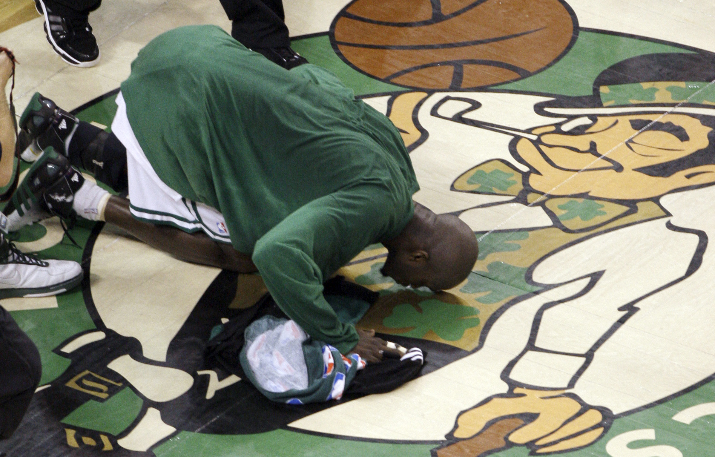 Kevin Garnett not pleased Kyrie Irving stomped on Celtics logo after Game 4  at TD Garden: 'You can't do that' - masslive.com