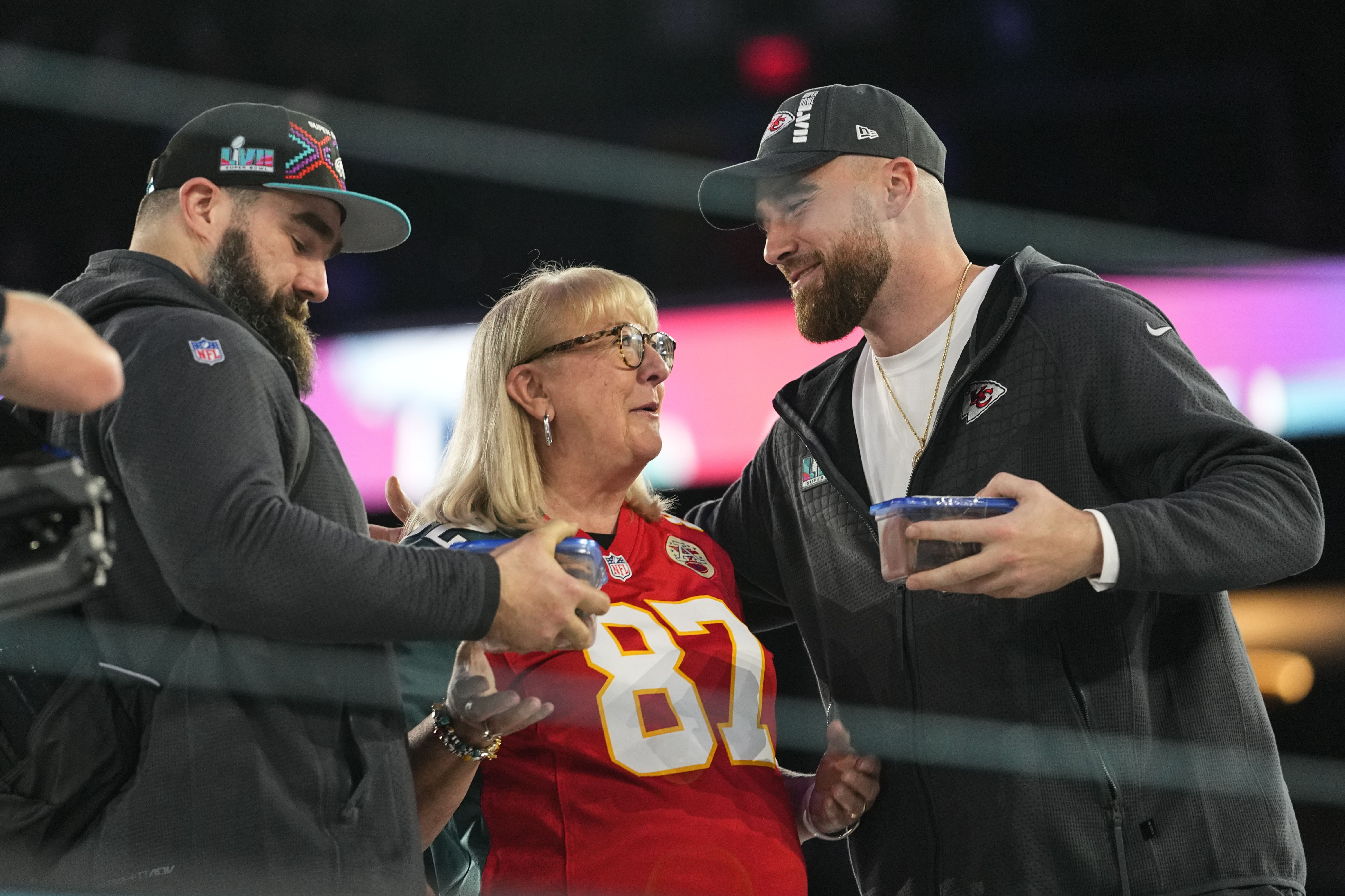 Travis & Jason Kelce's mom brings them cookies at Super Bowl