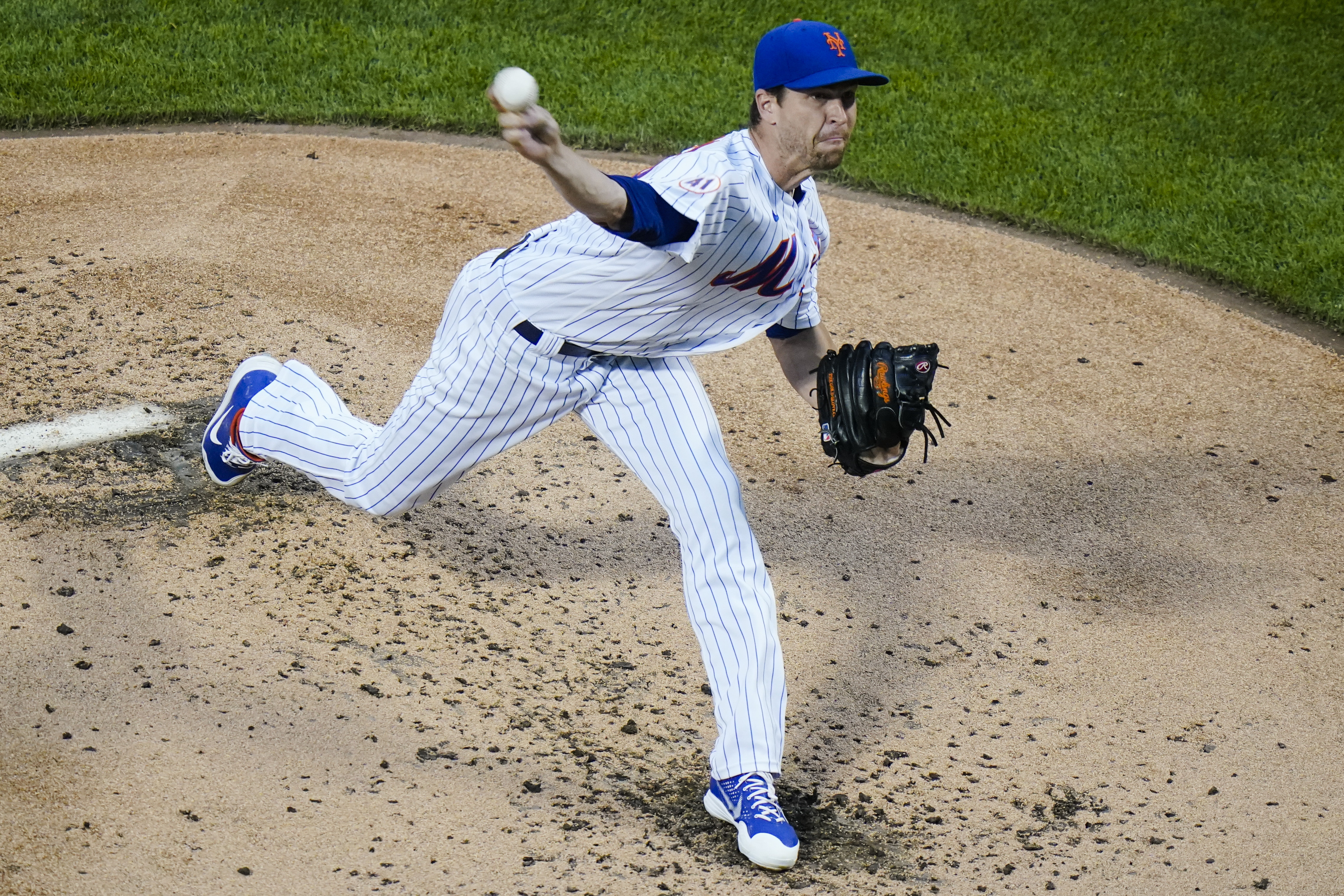 Jacob deGrom amazes vs. Padres but leaves Mets game early with injury