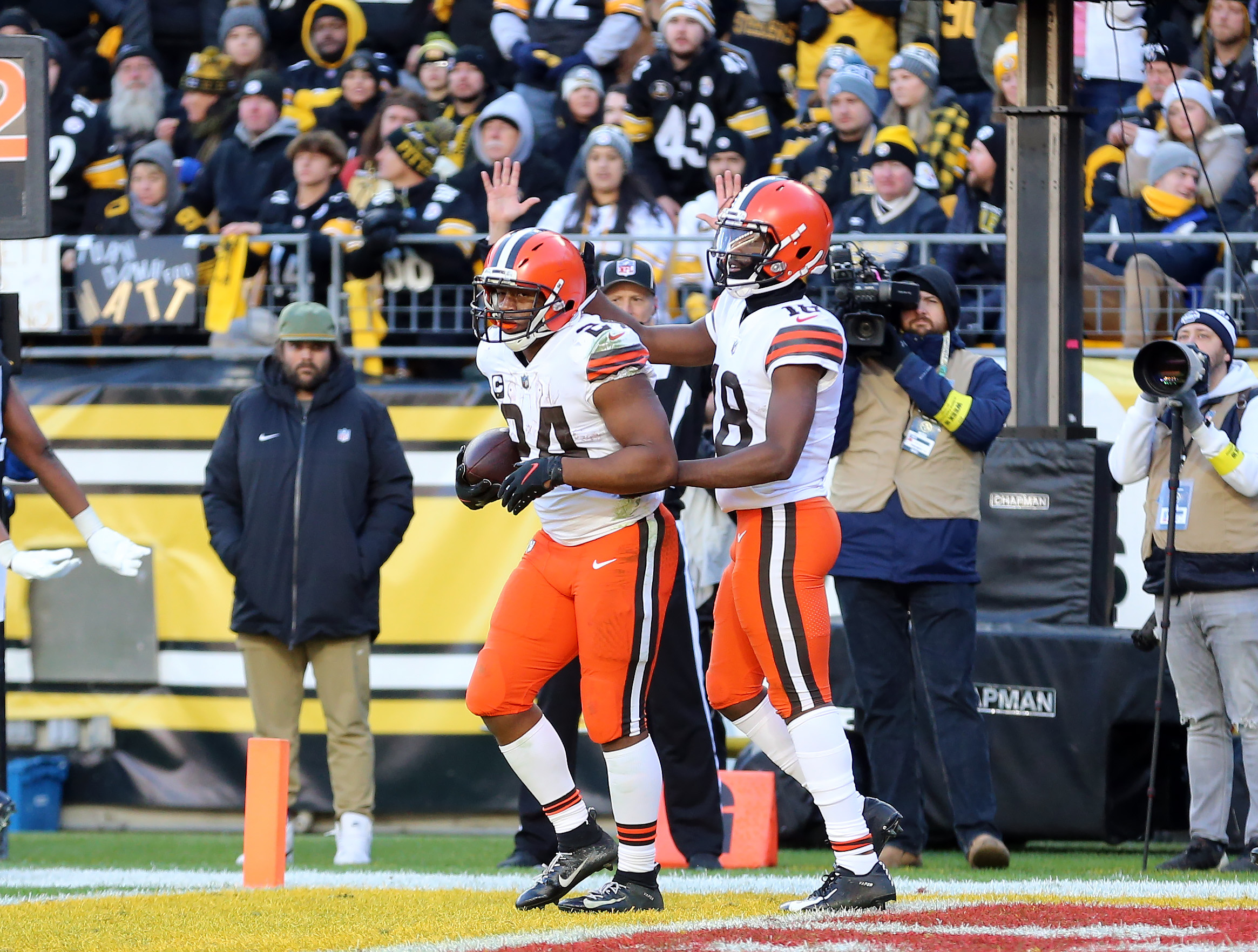 Pittsburgh, Pennsylvania, USA. 8th Jan, 2023. January 8th, 2023 Cleveland  Browns running back Nick Chubb (24) during Pittsburgh Steelers vs Cleveland  Browns in Pittsburgh, PA. Jake Mysliwczyk/BMR (Credit Image: © Jake  Mysliwczyk/BMR