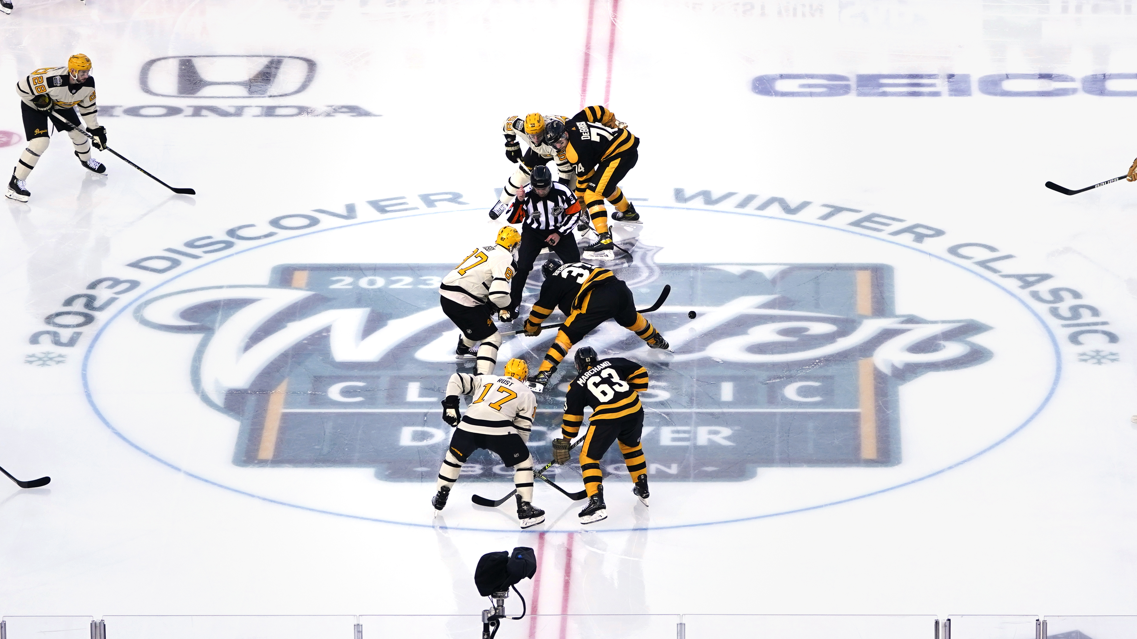 NHL-best Bruins edge Penguins in Winter Classic