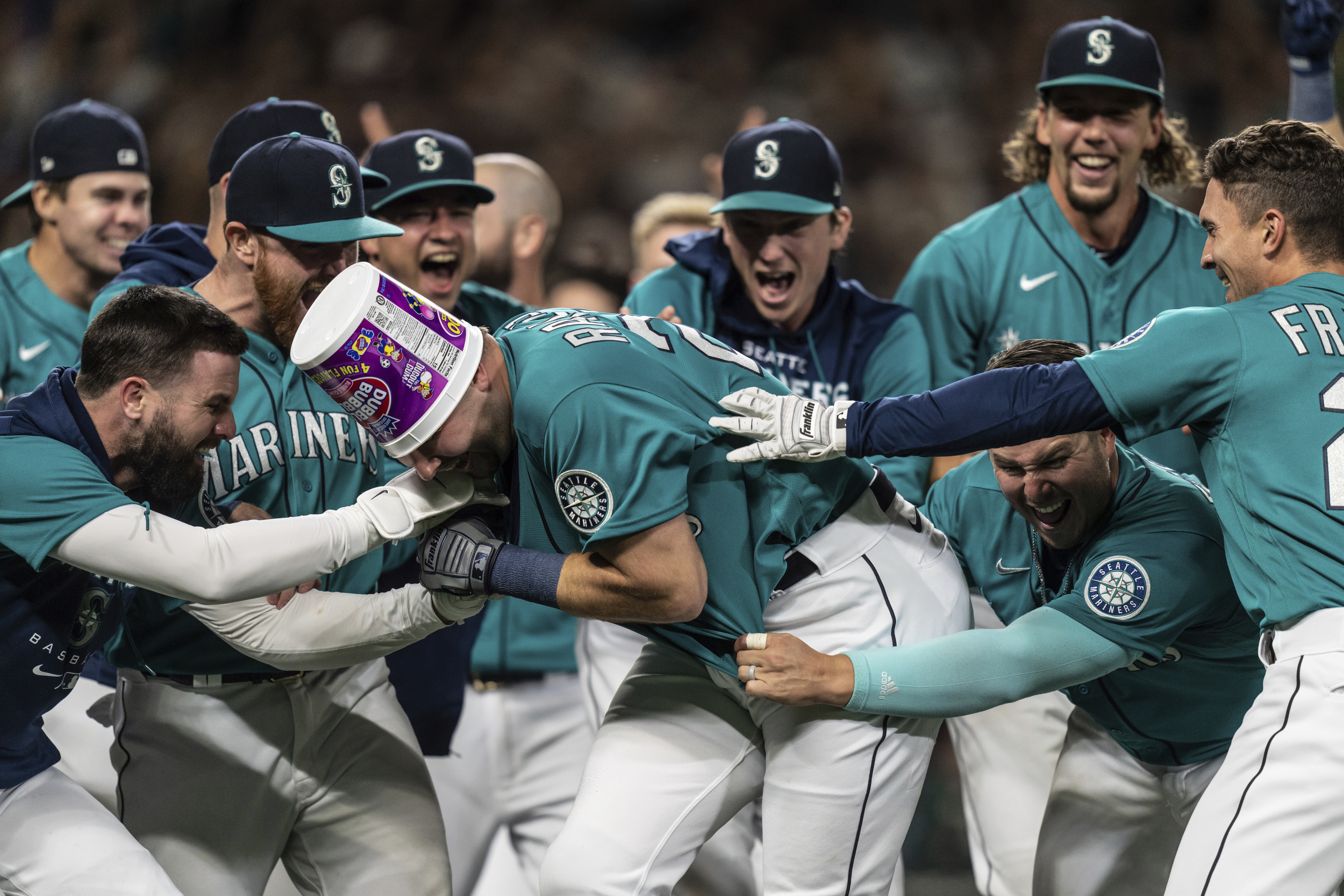Mariners move into tie for first place in AL West after beating Royals