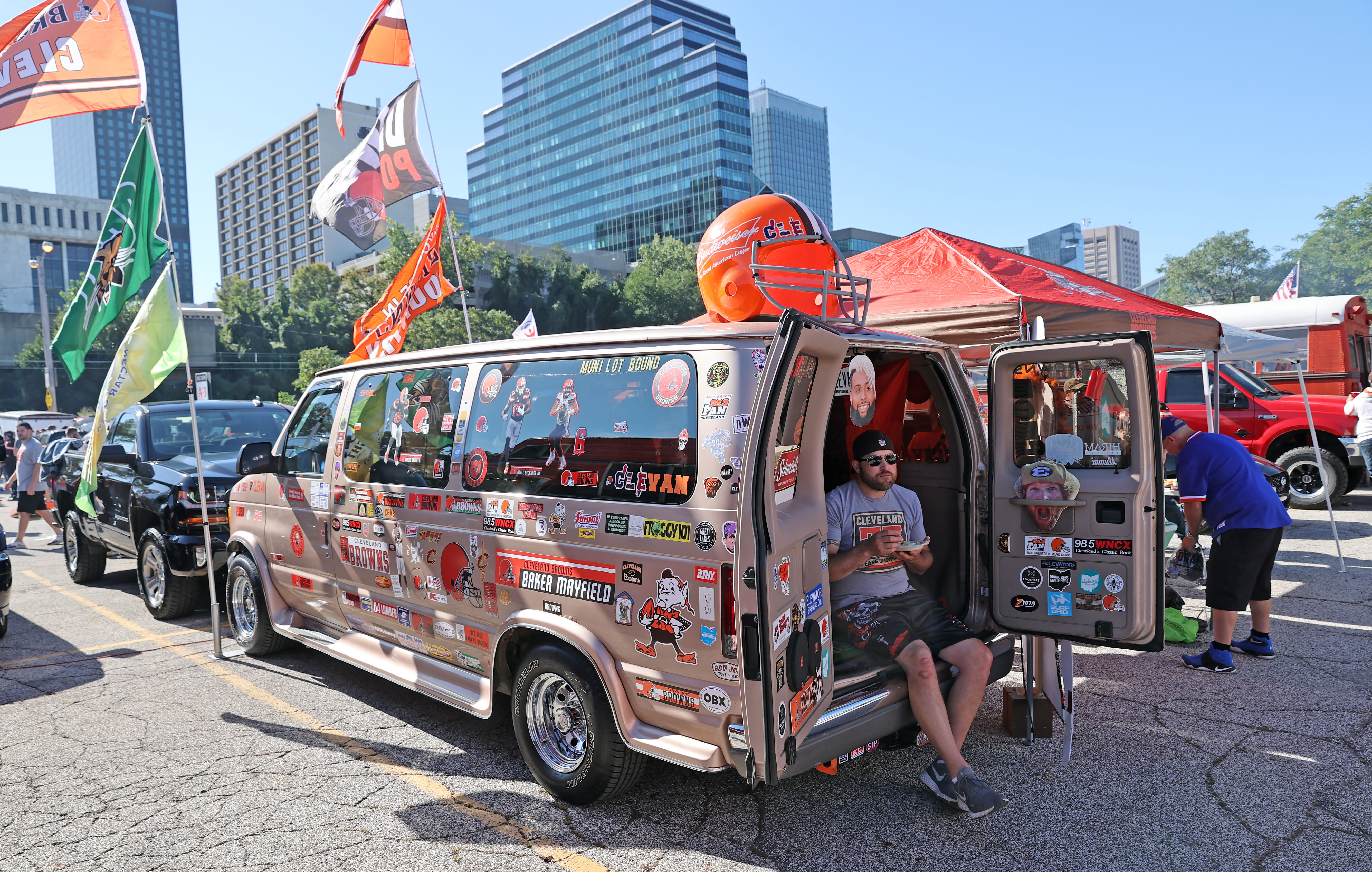 PHOTOS: Cleveland Browns fans brave bad weather for Muni Lot party