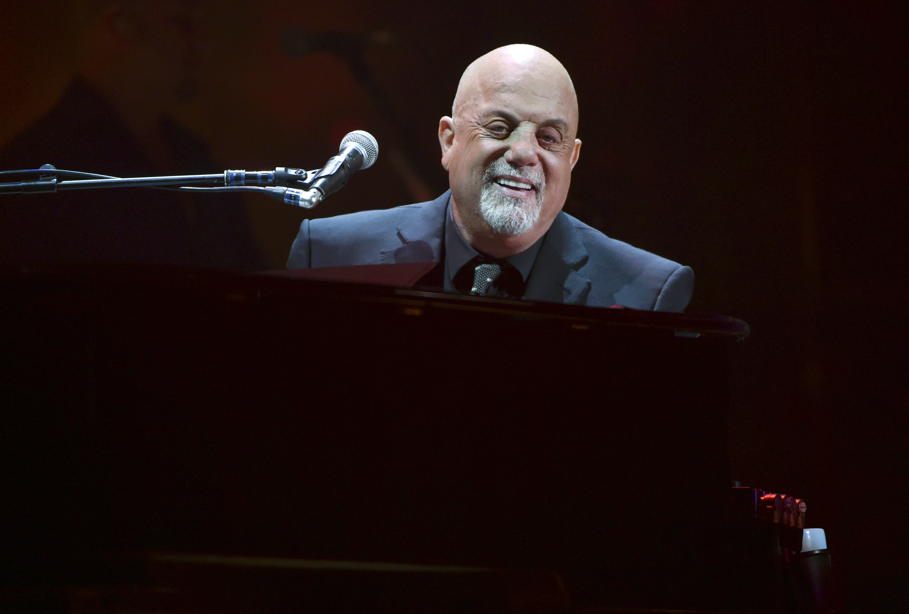 Billy joel vienna. Билли Джоэл. Билли Джоэл фото сейчас. Концерт Билли Джоэл. Билли Джоэл 2000 год.