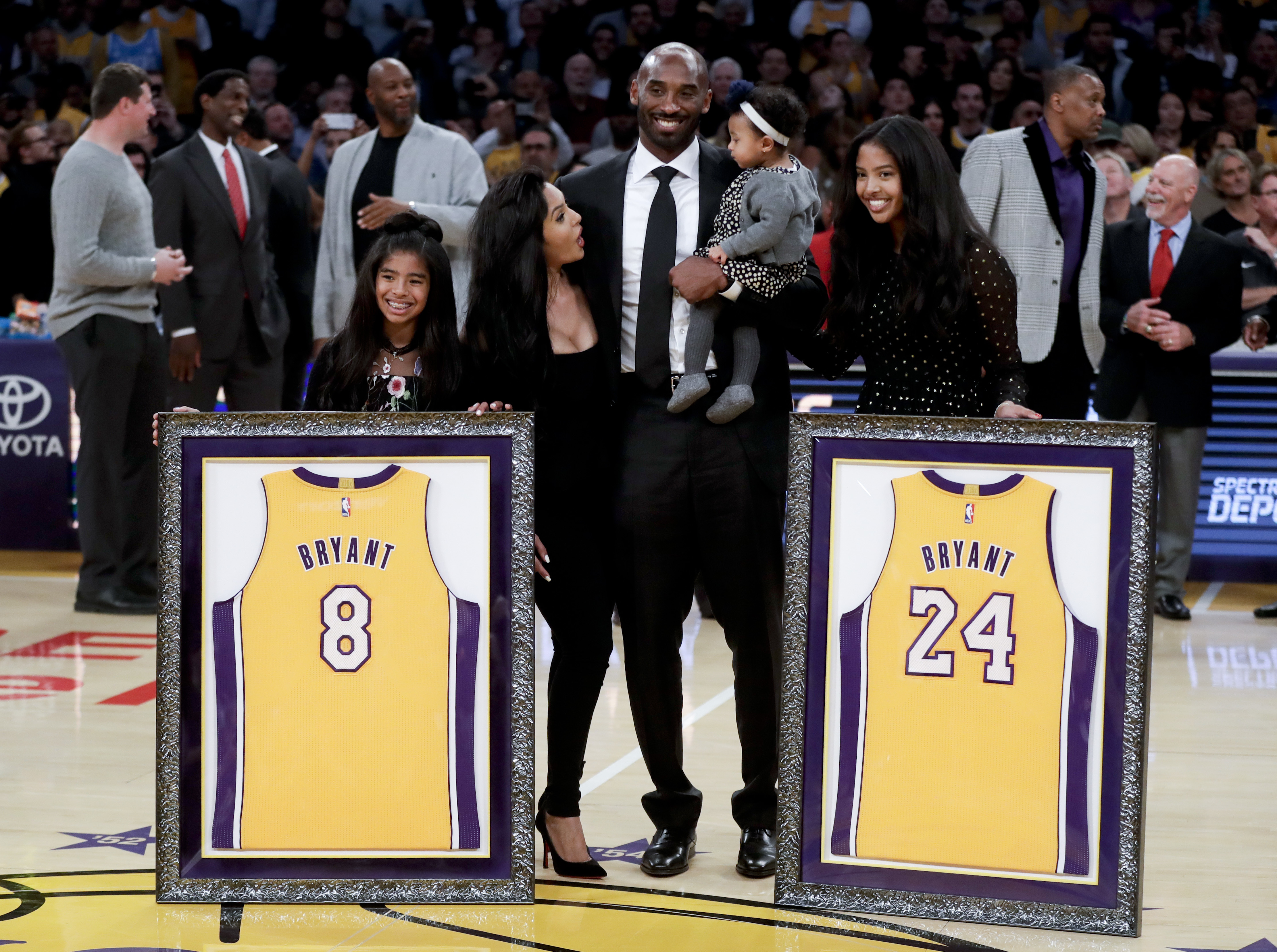 Los Angeles Lakers to honor Kobe Bryant with statue unveiling on