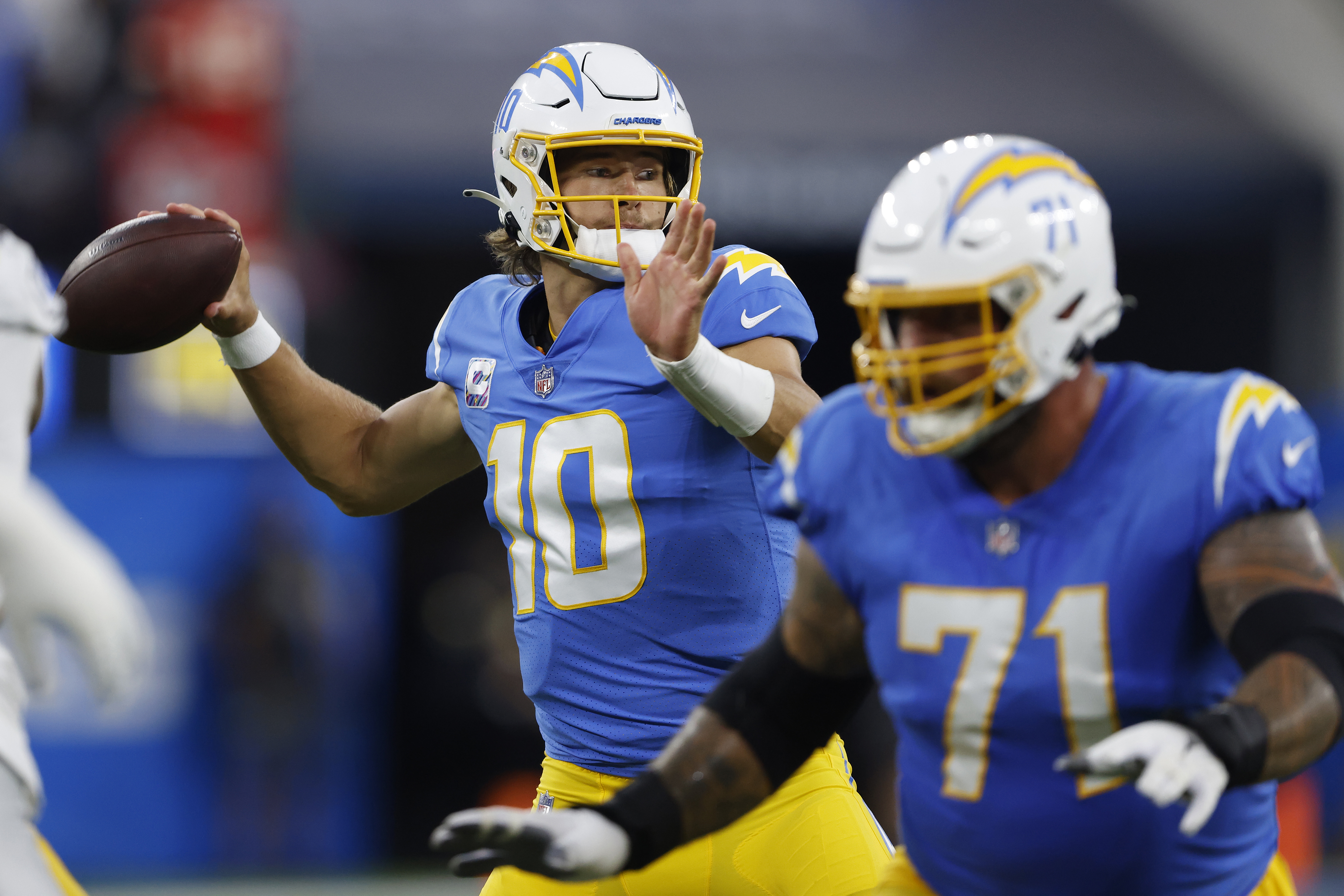 Justin Herbert Throws 3 Touchdowns, Chargers Beat Raiders 24-19 in Season  Opener – NBC Los Angeles