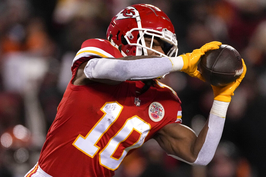 Bengals' Joseph Ossai embraced by teammates after costly penalty late in  AFC title game loss to Chiefs 