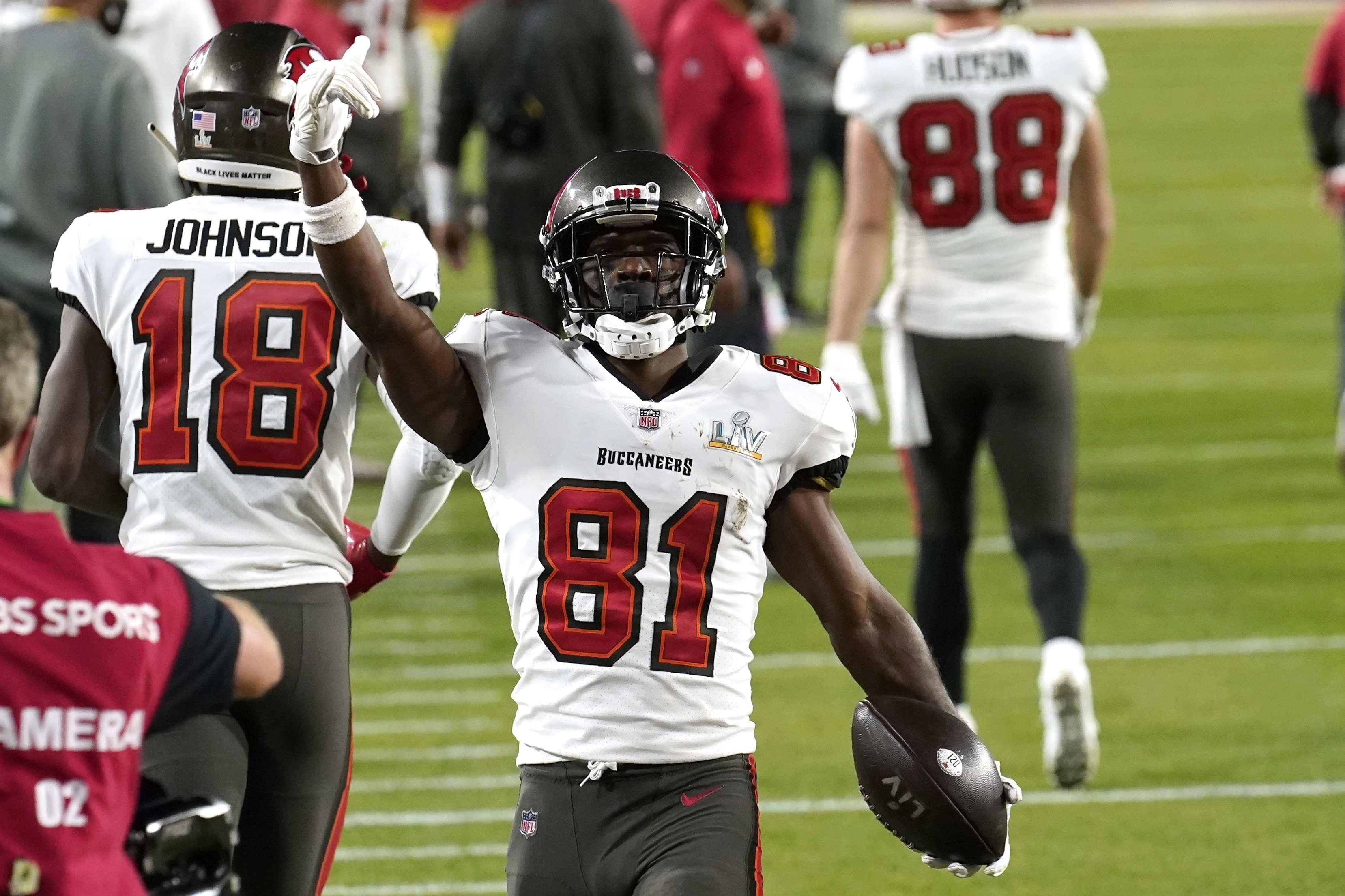 What's keeping Antonio Brown from re-signing with the Buccaneers? NFL news  roundup 