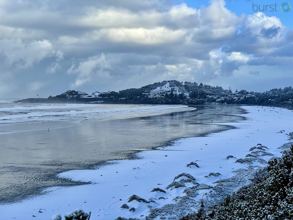 Rare snowfall hits Oregon coast