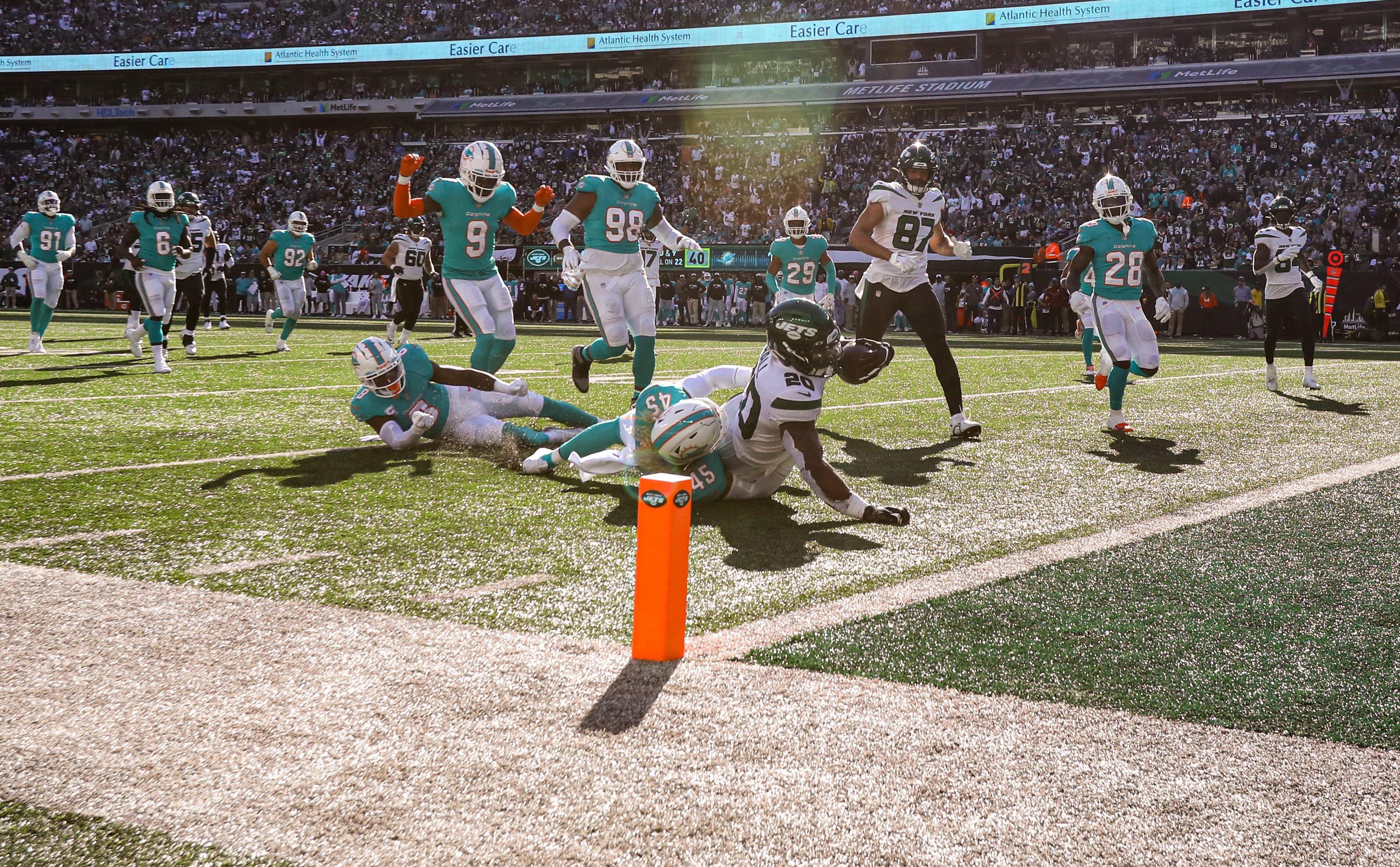 EAST RUTHERFORD, NJ - OCTOBER 09: Miami Dolphins wide receiver Tyreek Hill  (10) runs after the catch during the National Football League game between  the New York Jets and Miami Dolphins on