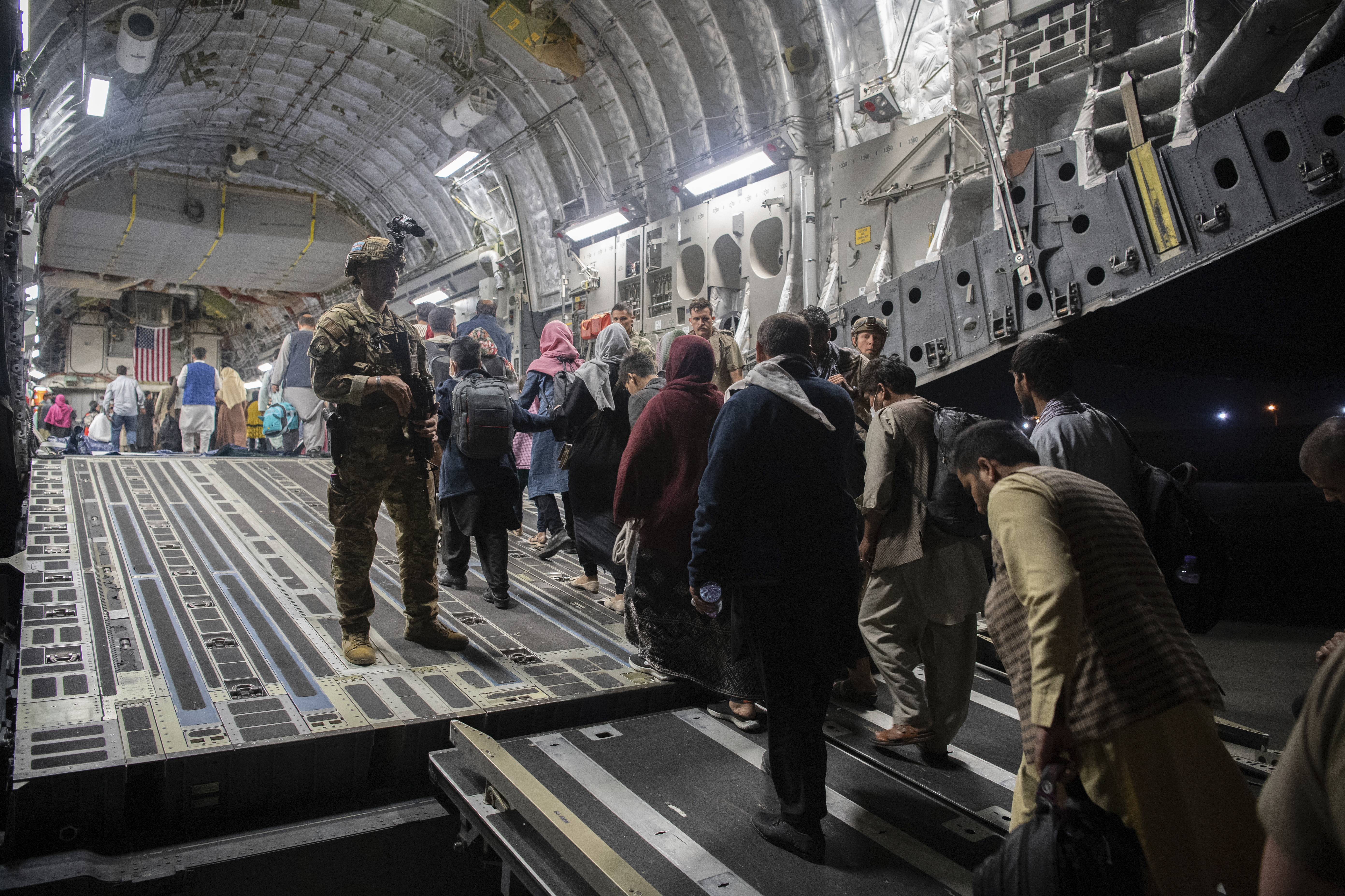 C 17 приняли. C-17 Globemaster Афганистан. Аэропорт Кабула эвакуация. Эвакуация из Афганистана 2021. Афганистан аэропорт.
