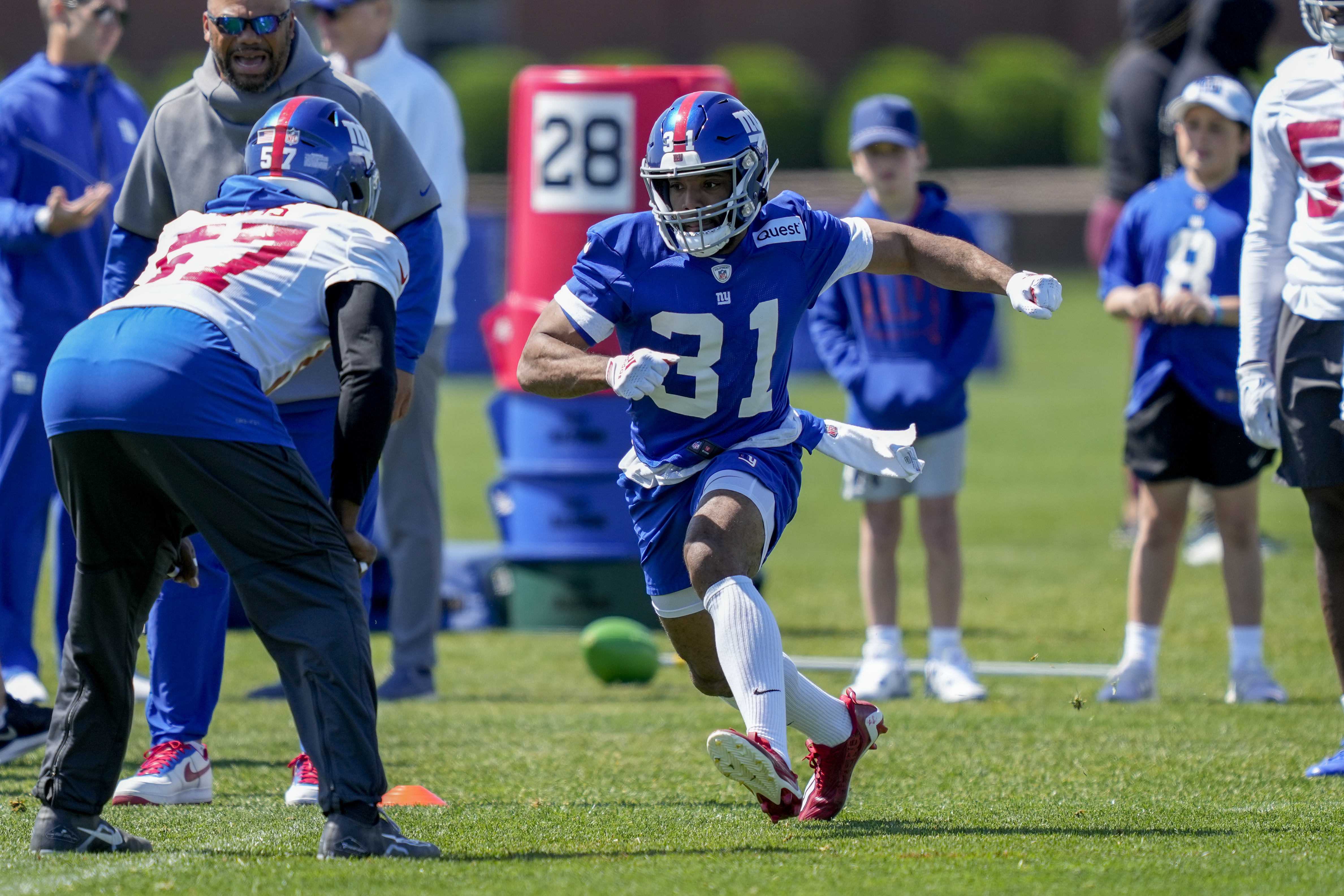 Giants' Saquon Barkley downplays balky shoulder after brief exit