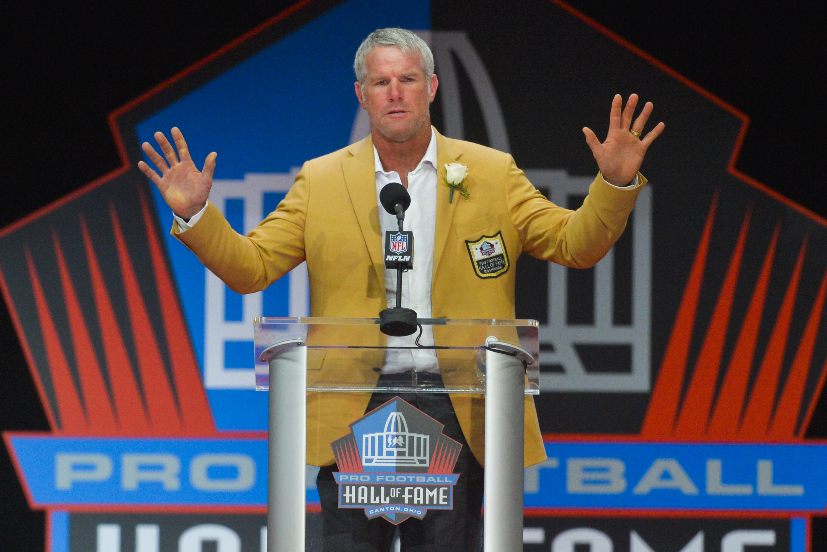 Brett Favre demands boycott of Fox News following Tucker Carlson