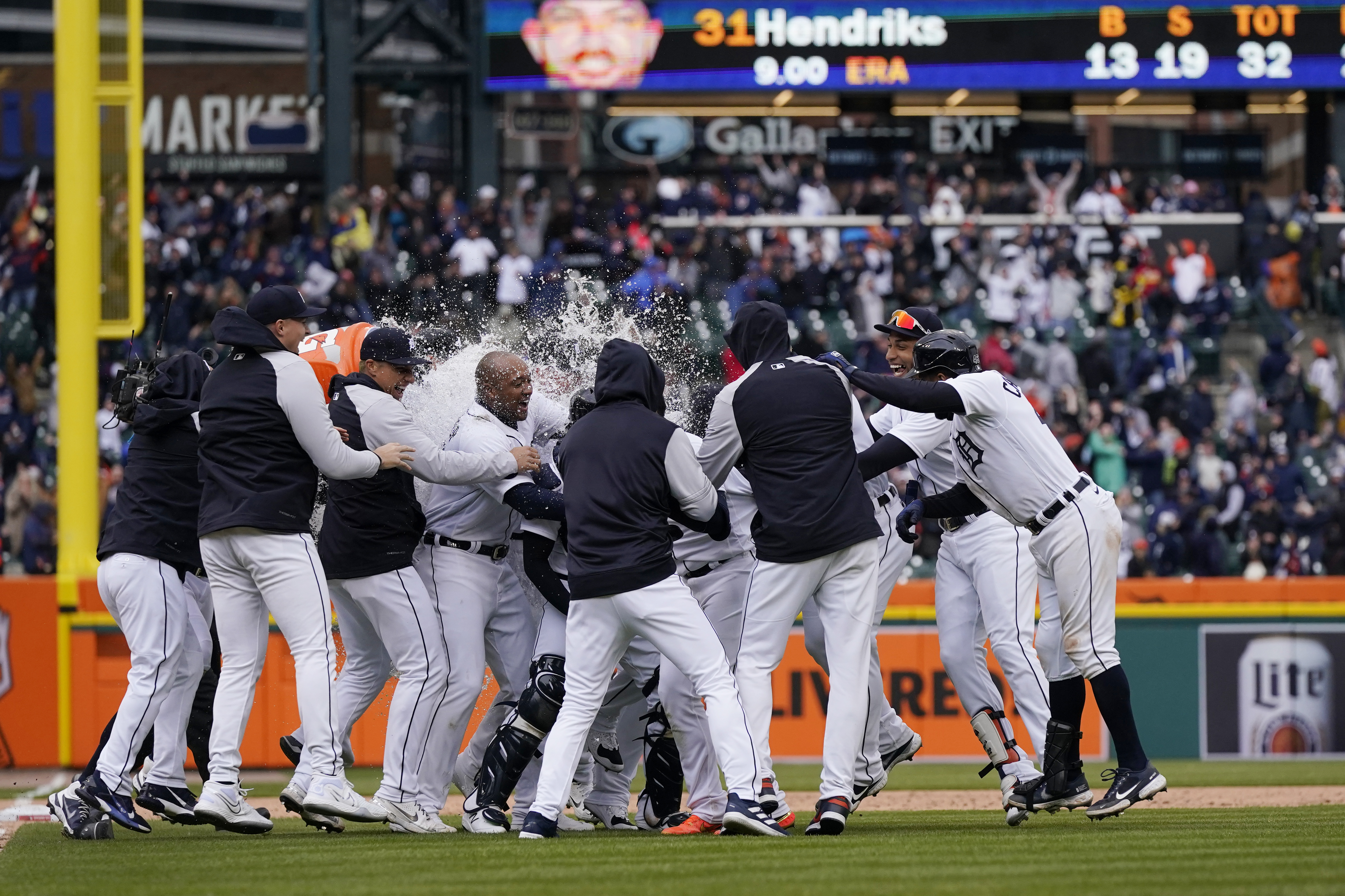 Javier Baez drives in game-winner as Tigers rally to beat White Sox in wild  9th inning 