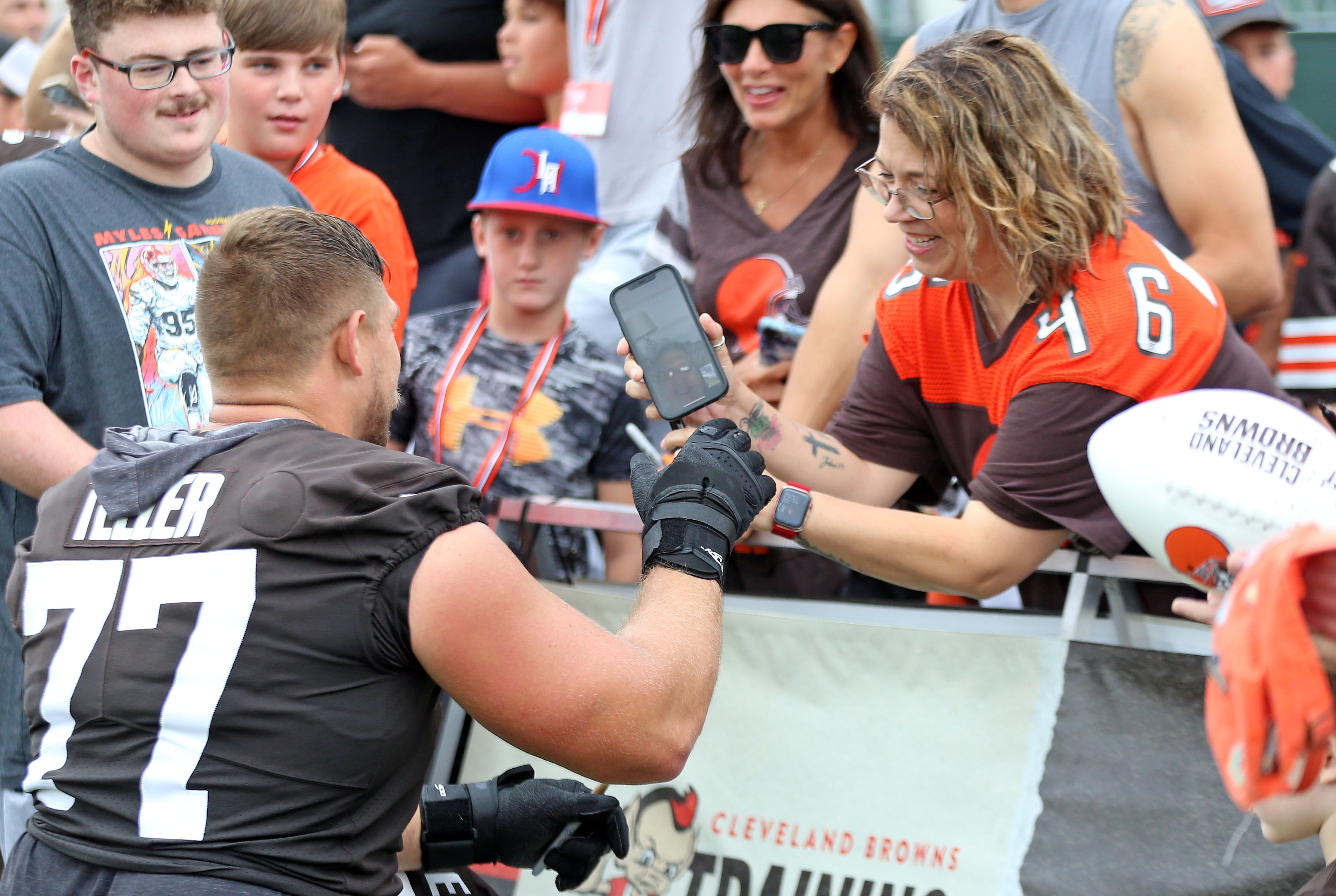 Cleveland Browns guard Wyatt Teller (77) blocks during an NFL