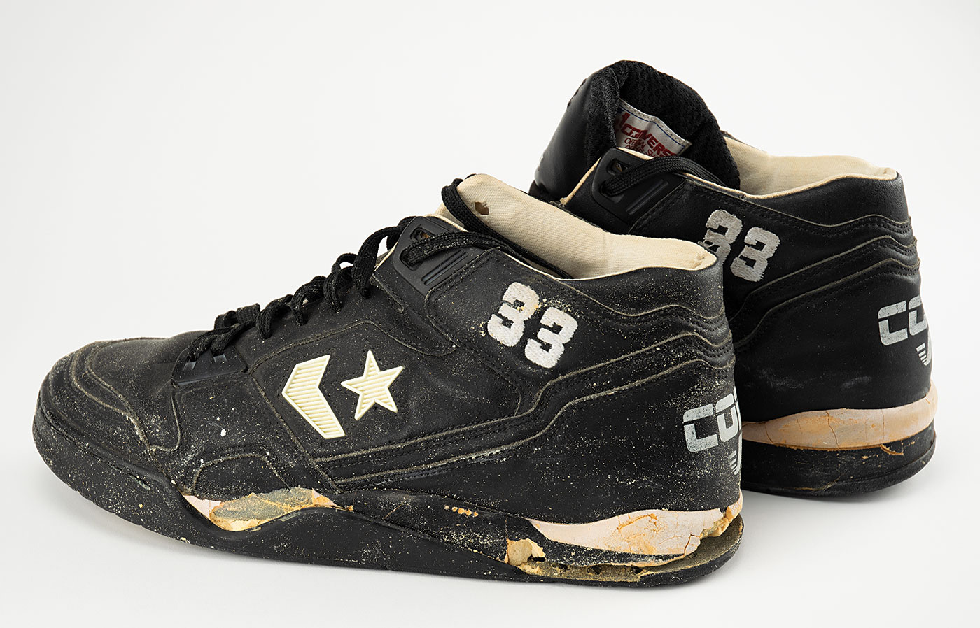 Larry Bird's 1991 sneakers, a $10,000 Babe Ruth-signed baseball ... شاشة كاميرا