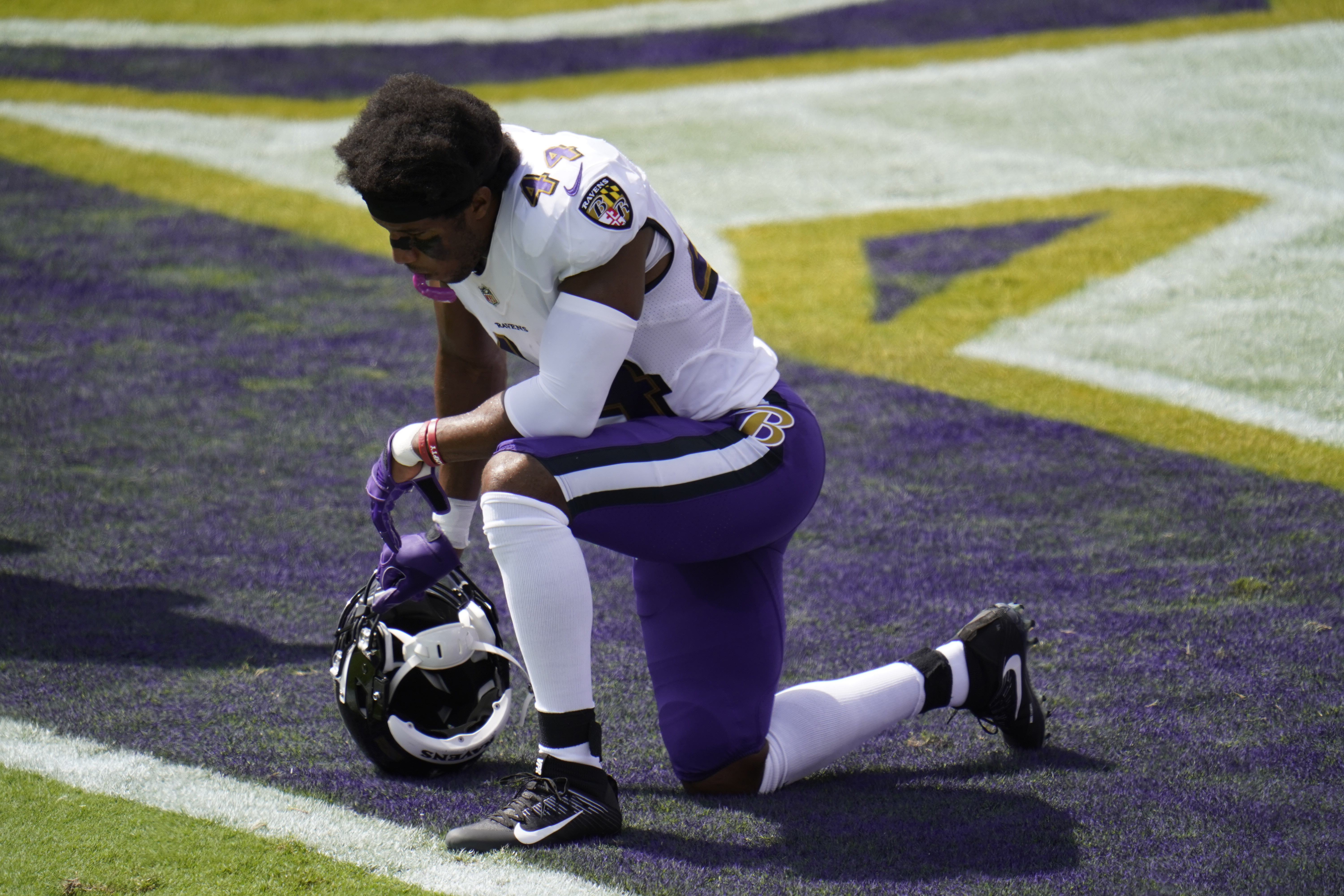 Cleveland Browns: 12 players kneel during national anthem