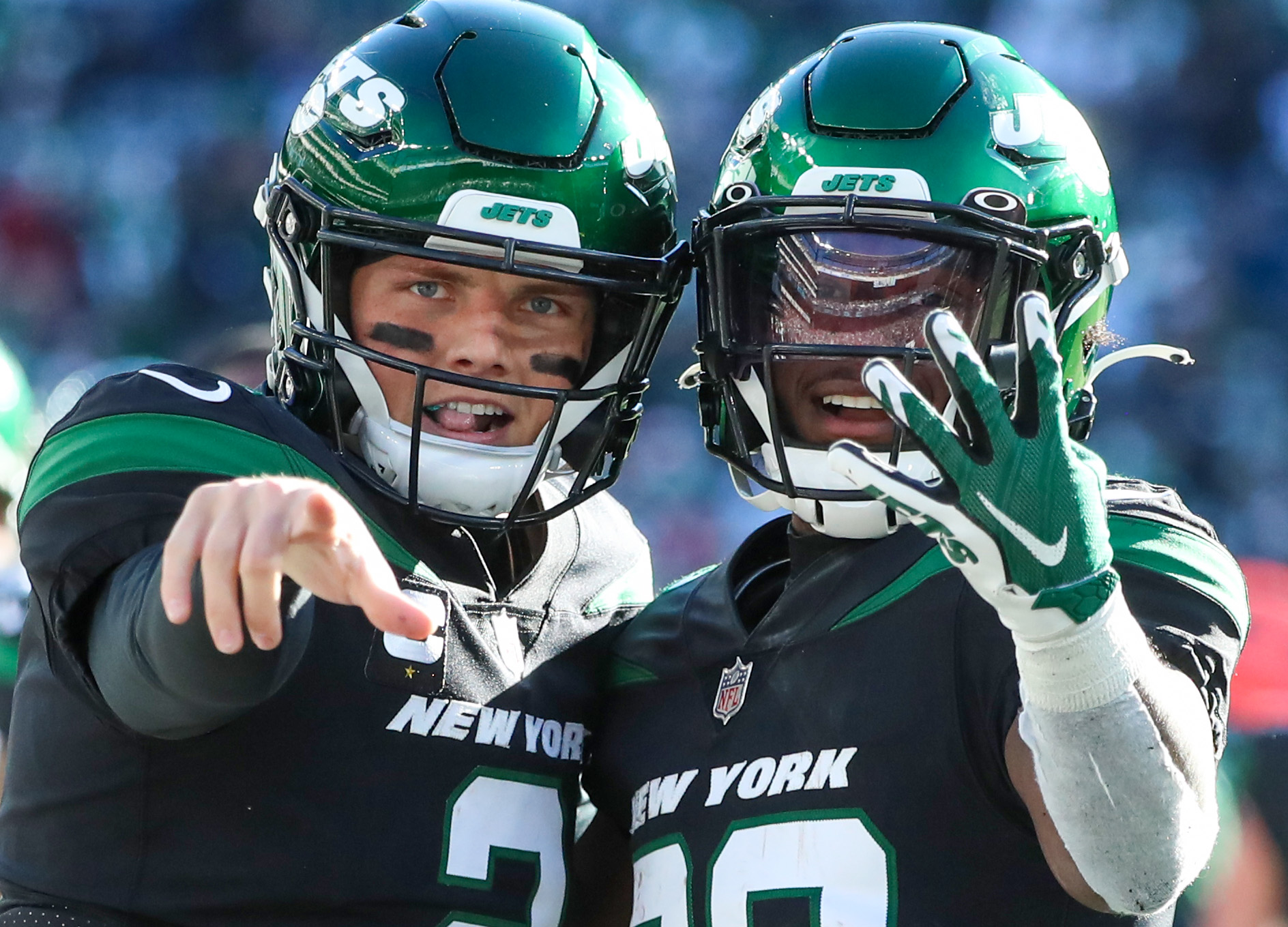 New York Jets tight end Trevon Wesco (85) on the sidelines against the New  York Giants