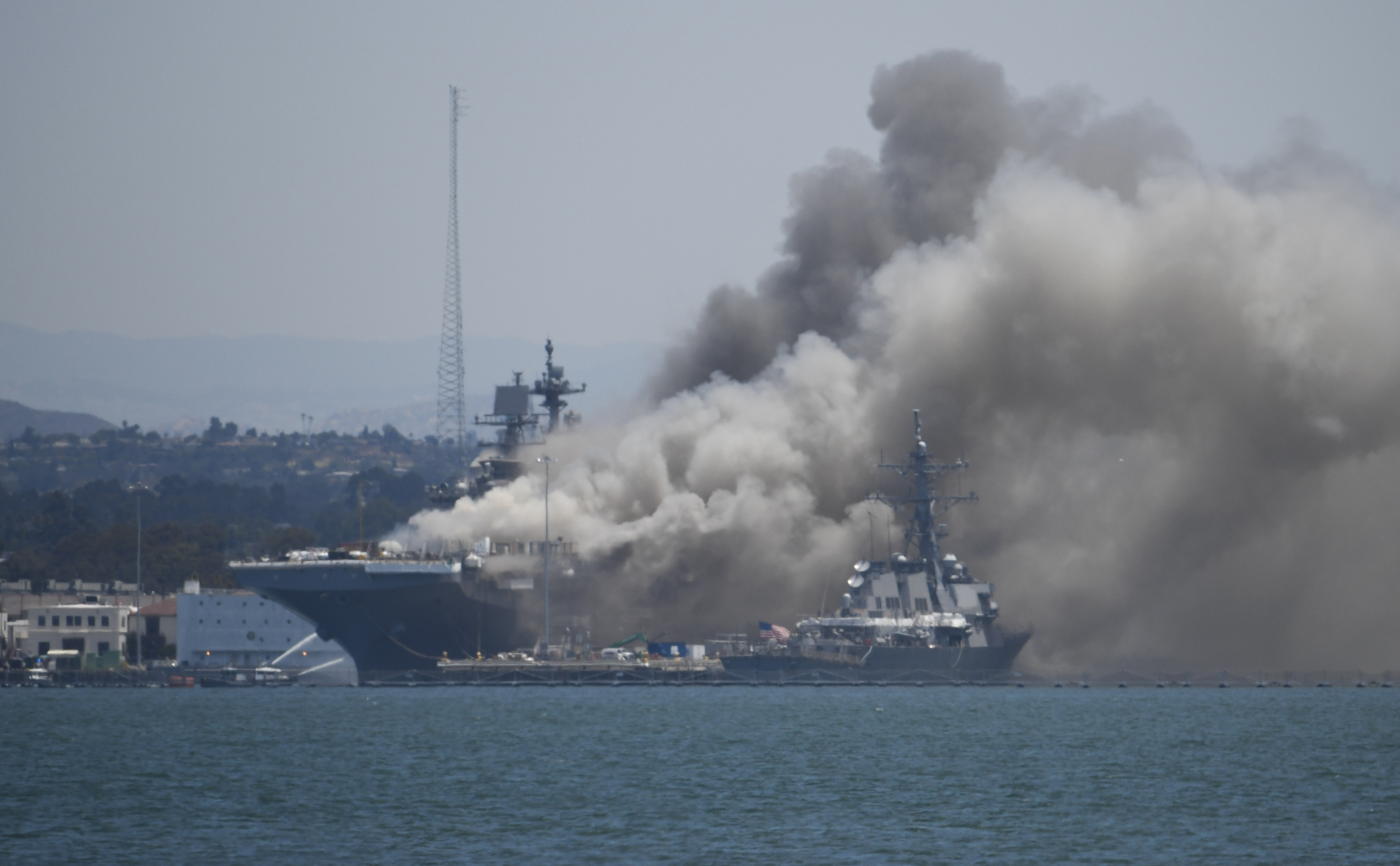 Подрыв корабля в крыму. USS Bonhomme Richard пожар. Пожар на корабле ВМС США В Сан Диего. Пожара УДК Bonhomme Richard. Пожар на десантном корабле в США.