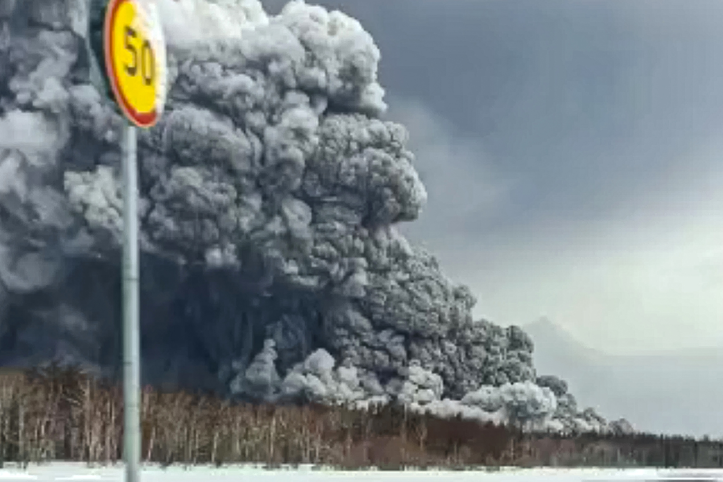 Рейсы на Аляску отменены из-за облака вулканического пепла в России