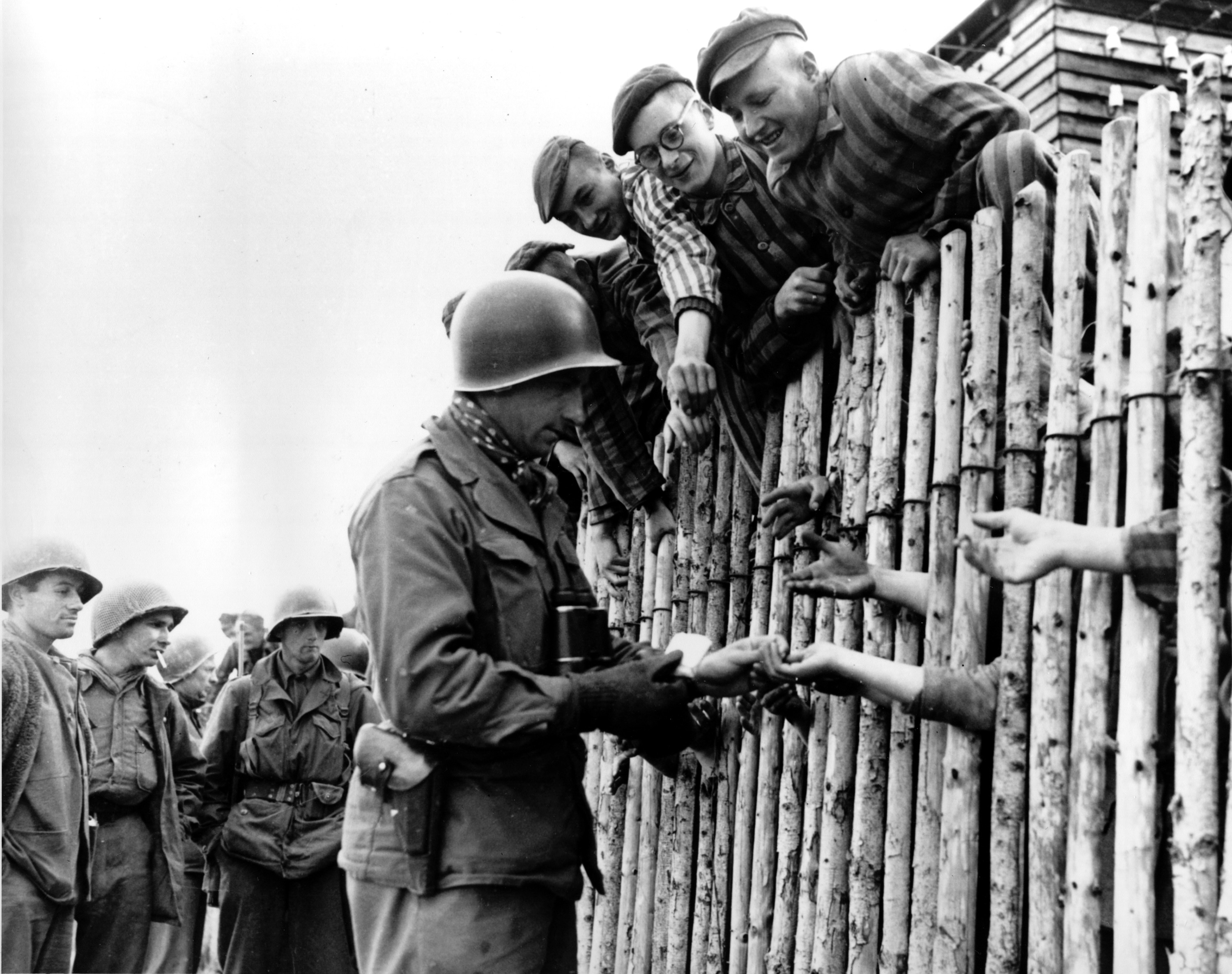 Советские концентрационные лагеря. — 29 Апреля 1945 года — освобождение союзниками концлагеря Дахау.. Узники Дахау концлагерь Дахау. Освобождение лагеря Дахау.