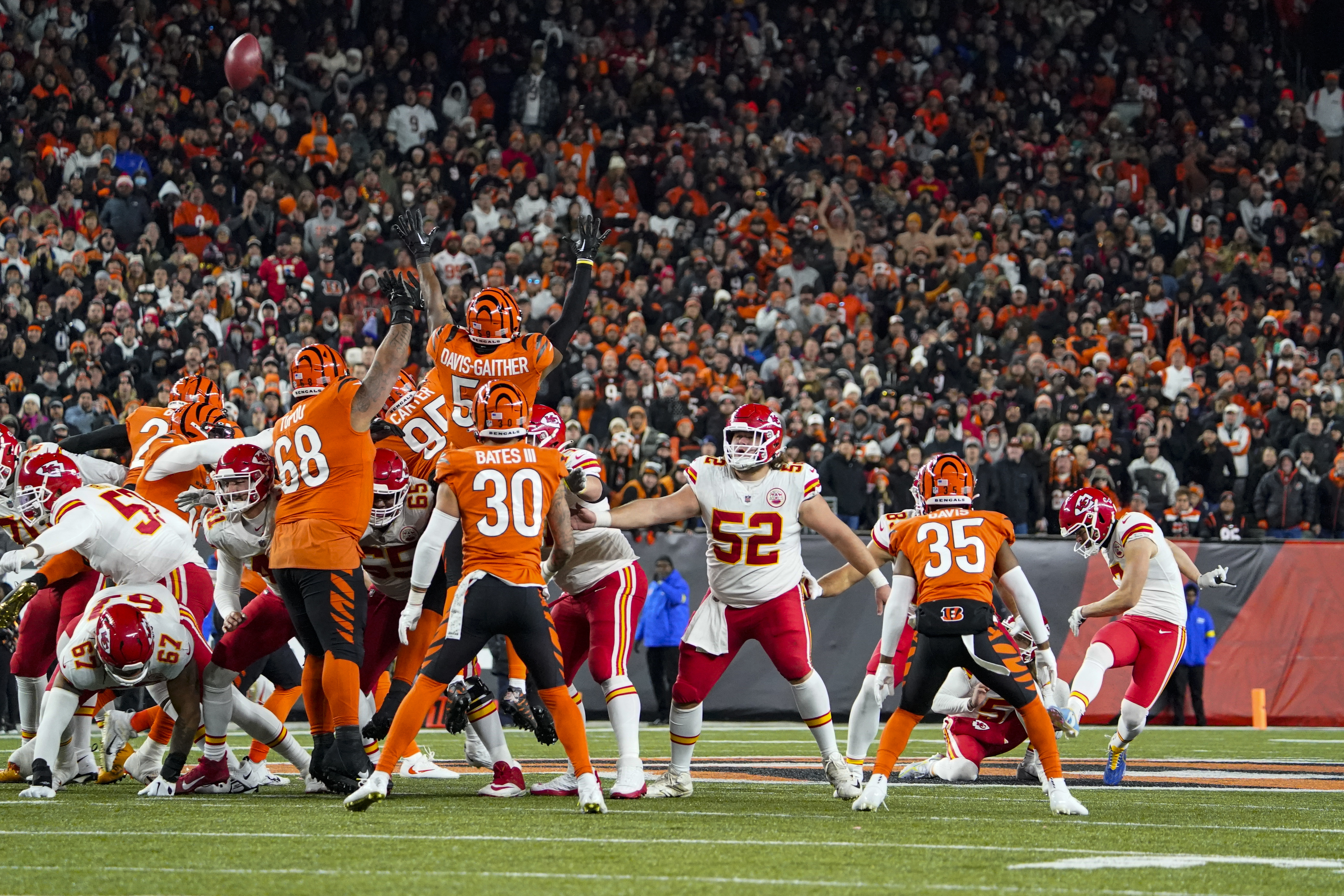 Cincinnati Bengals running back Chris Evans (25) scores a touchdown during  an NFL football game against the Kansas City Chiefs, Sunday, Dec. 4, 2022,  in Cincinnati. (AP Photo/Jeff Dean Stock Photo - Alamy