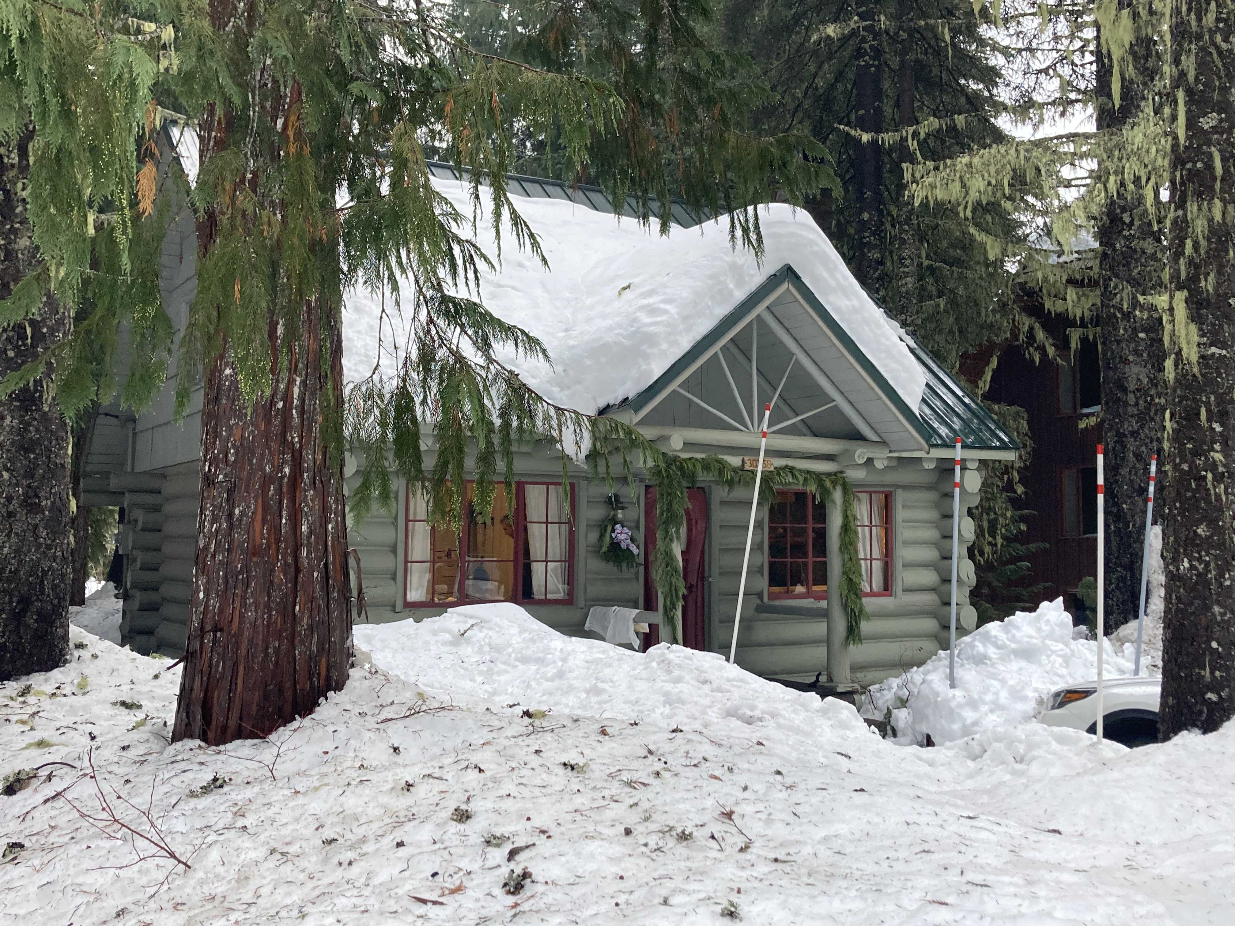 Oregon log cabins lean into the fairytale of a snowy, cozy holiday on the  mountain – Here is Oregon - hereisoregon.com