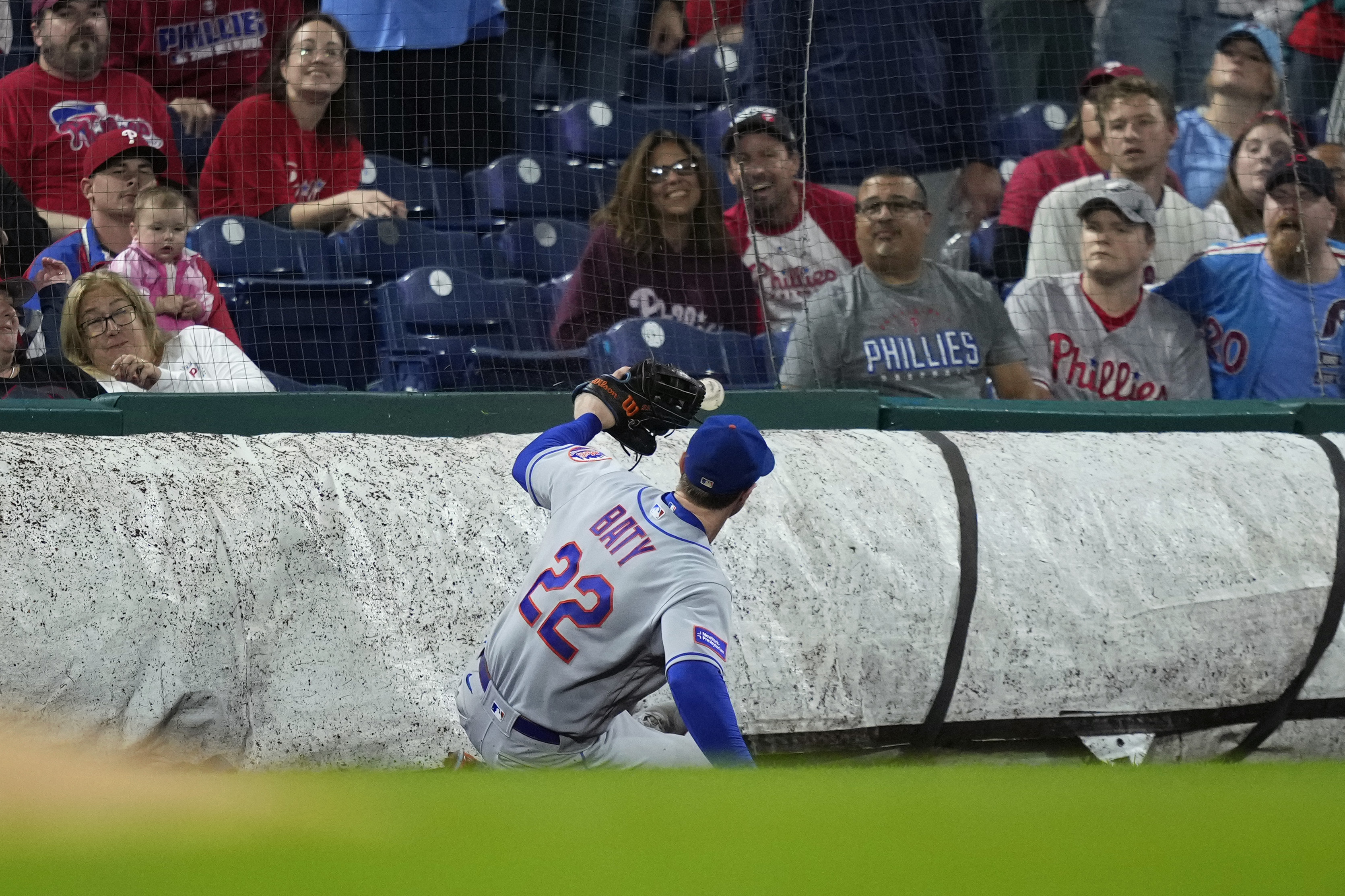 Phillies move to brink of playoff spot with 5-2 win over Mets