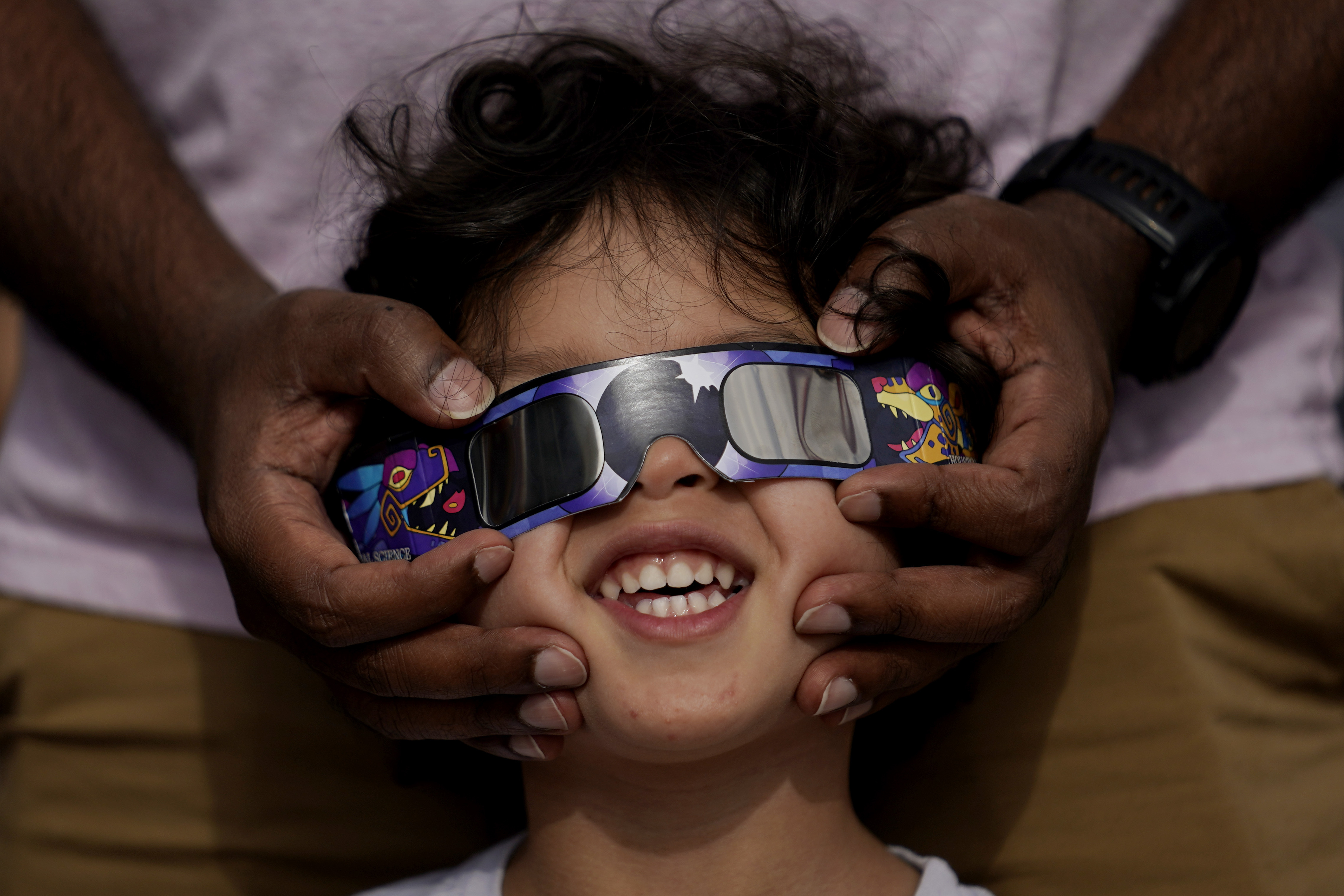 Nova York está distribuindo óculos para eclipses gratuitamente.  Aqui é onde conseguir