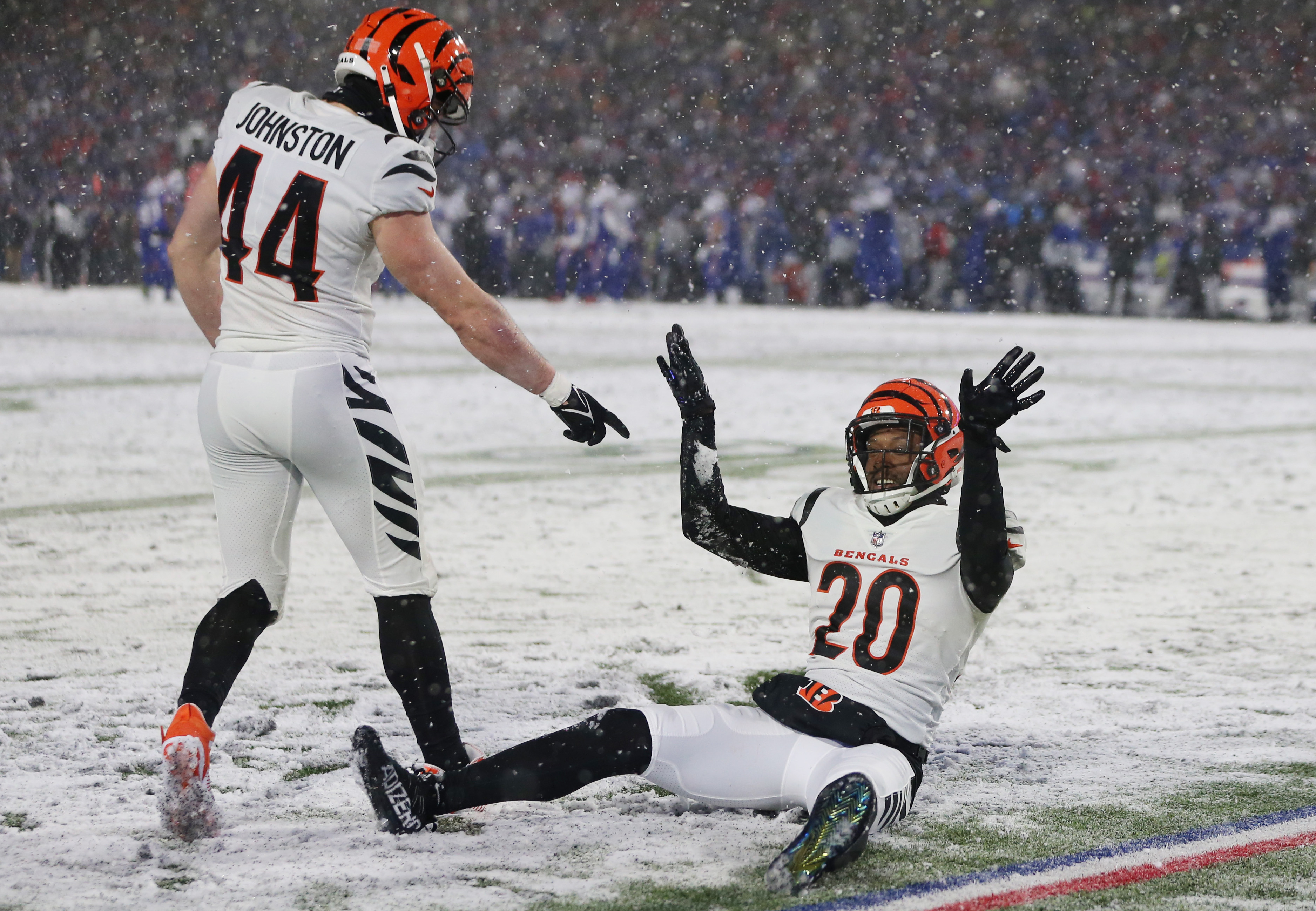 Damar Hamlin returns to Highmark Stadium for Bills-Bengals playoff game