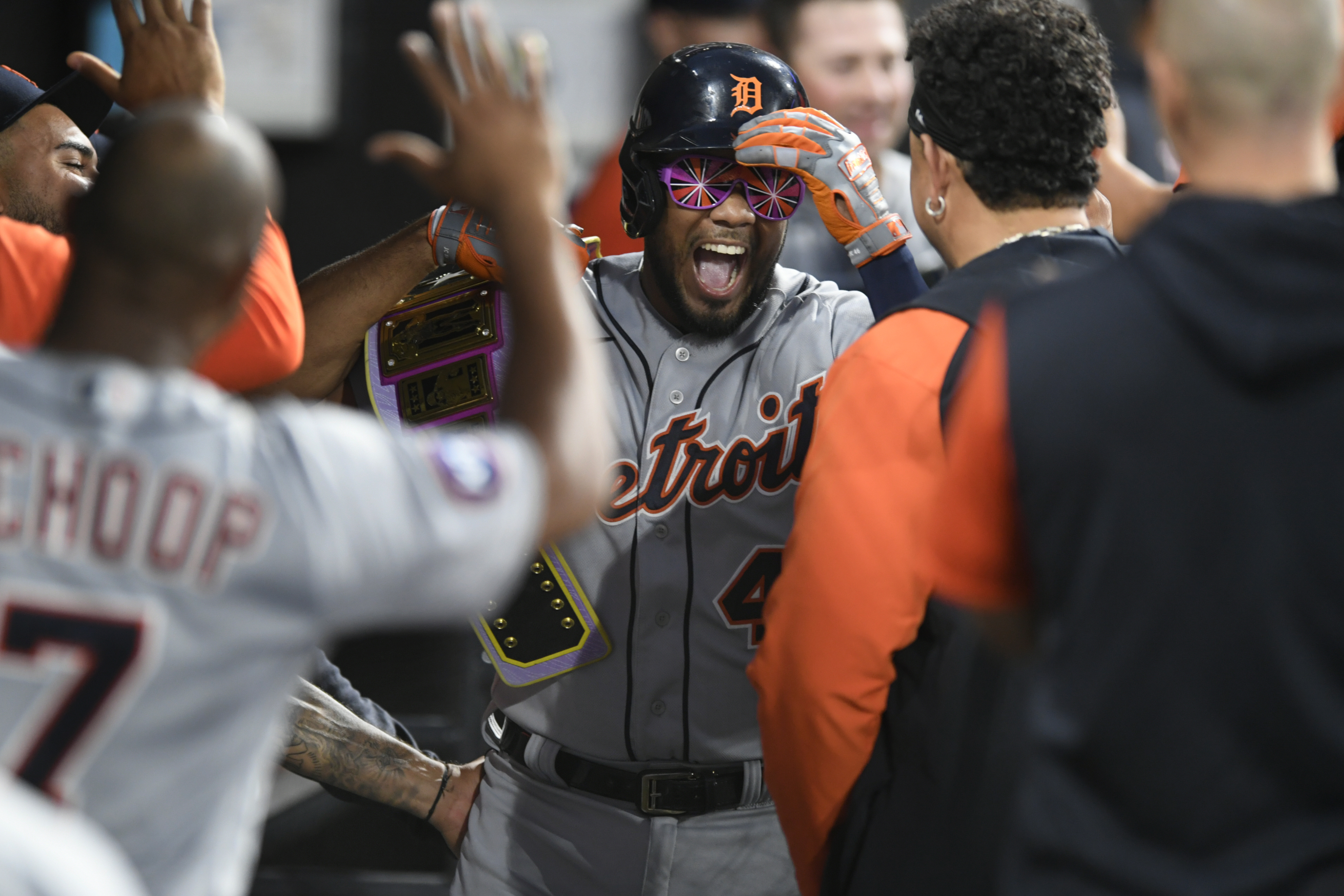 Tigers decide to play, hang on to beat Cubs, win second straight