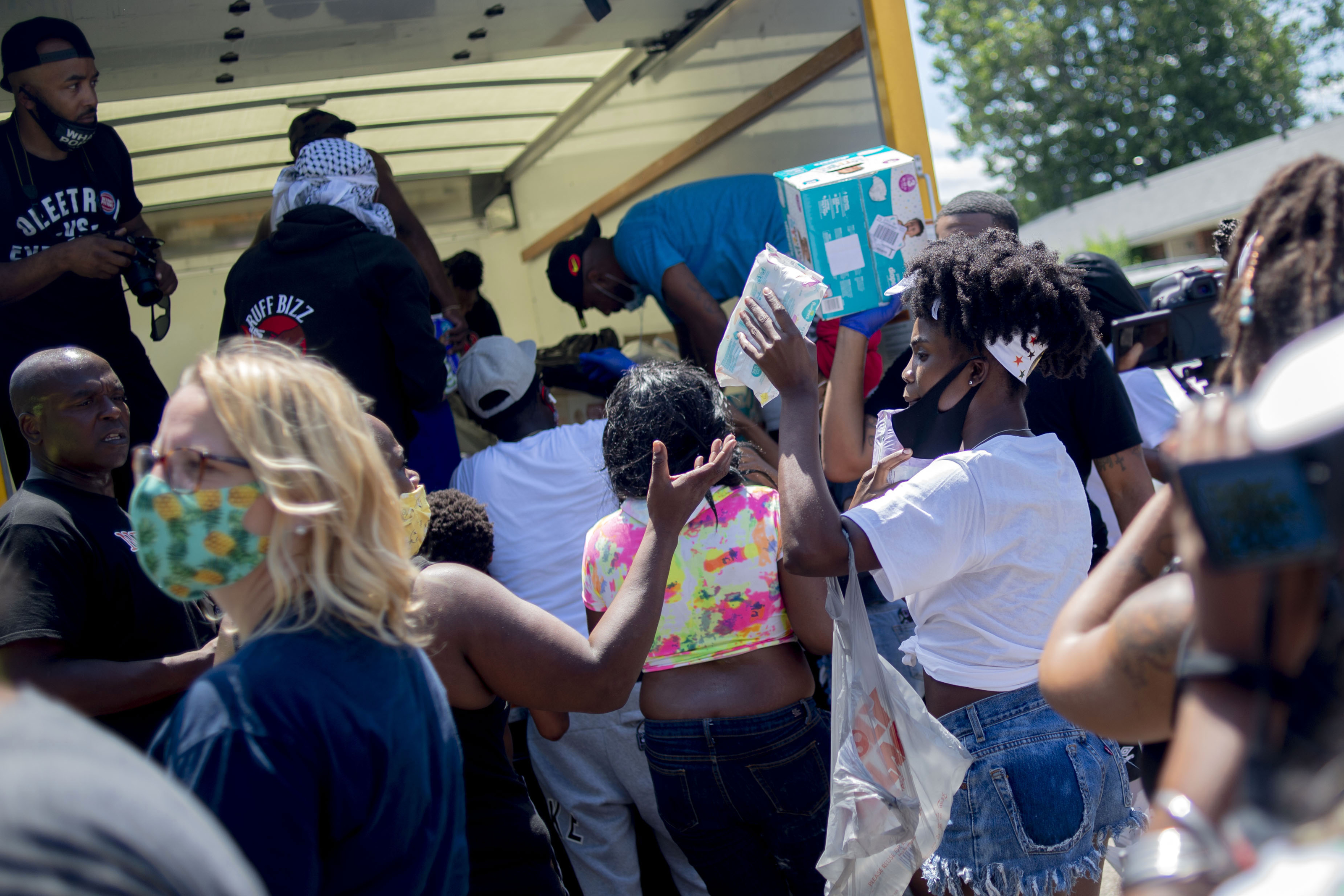 Former NBA stars provide water, resources at Flint giveaway - mlive.com