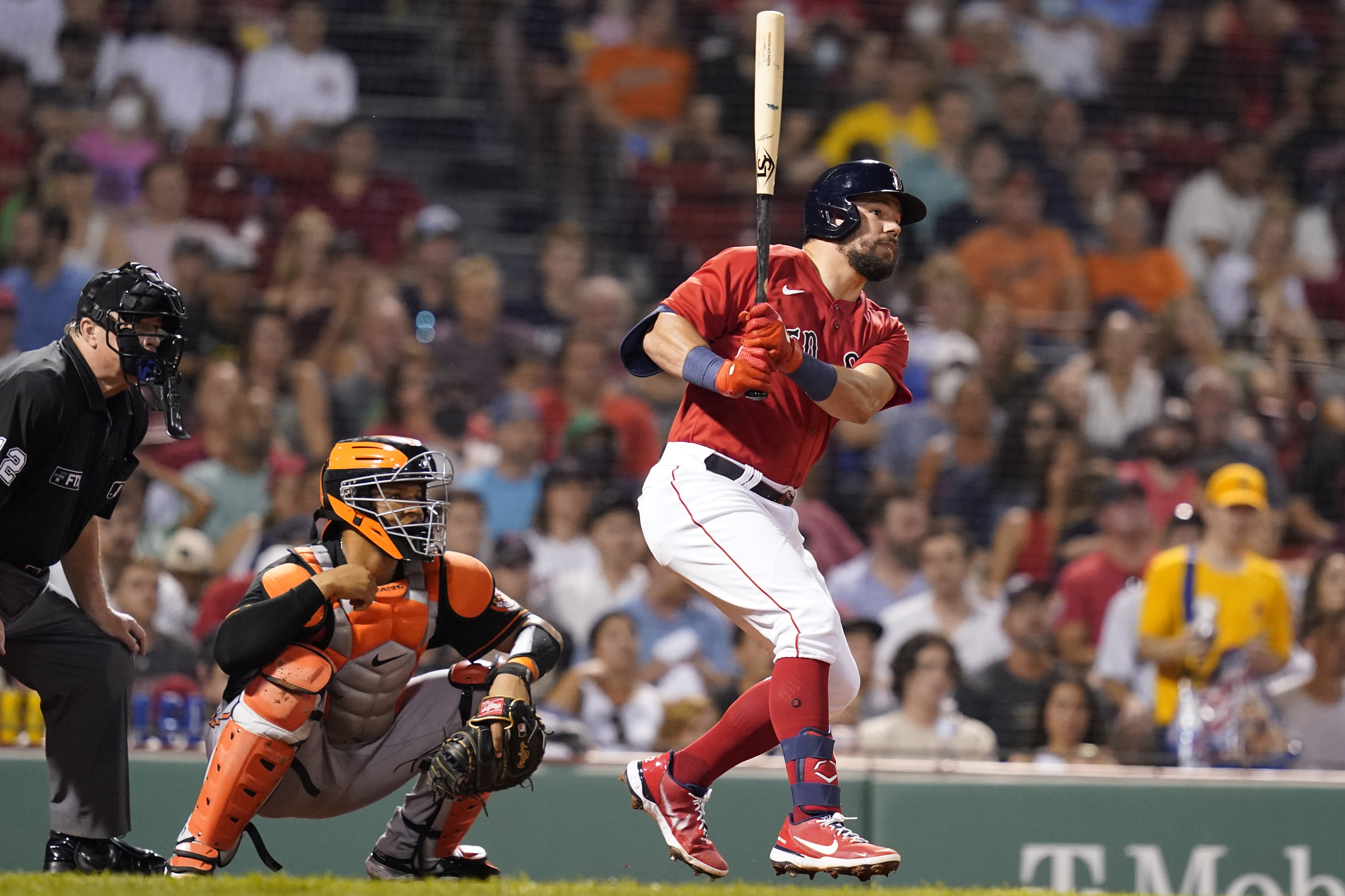 Kyle Schwarber continues to provide for Red Sox in leadoff spot