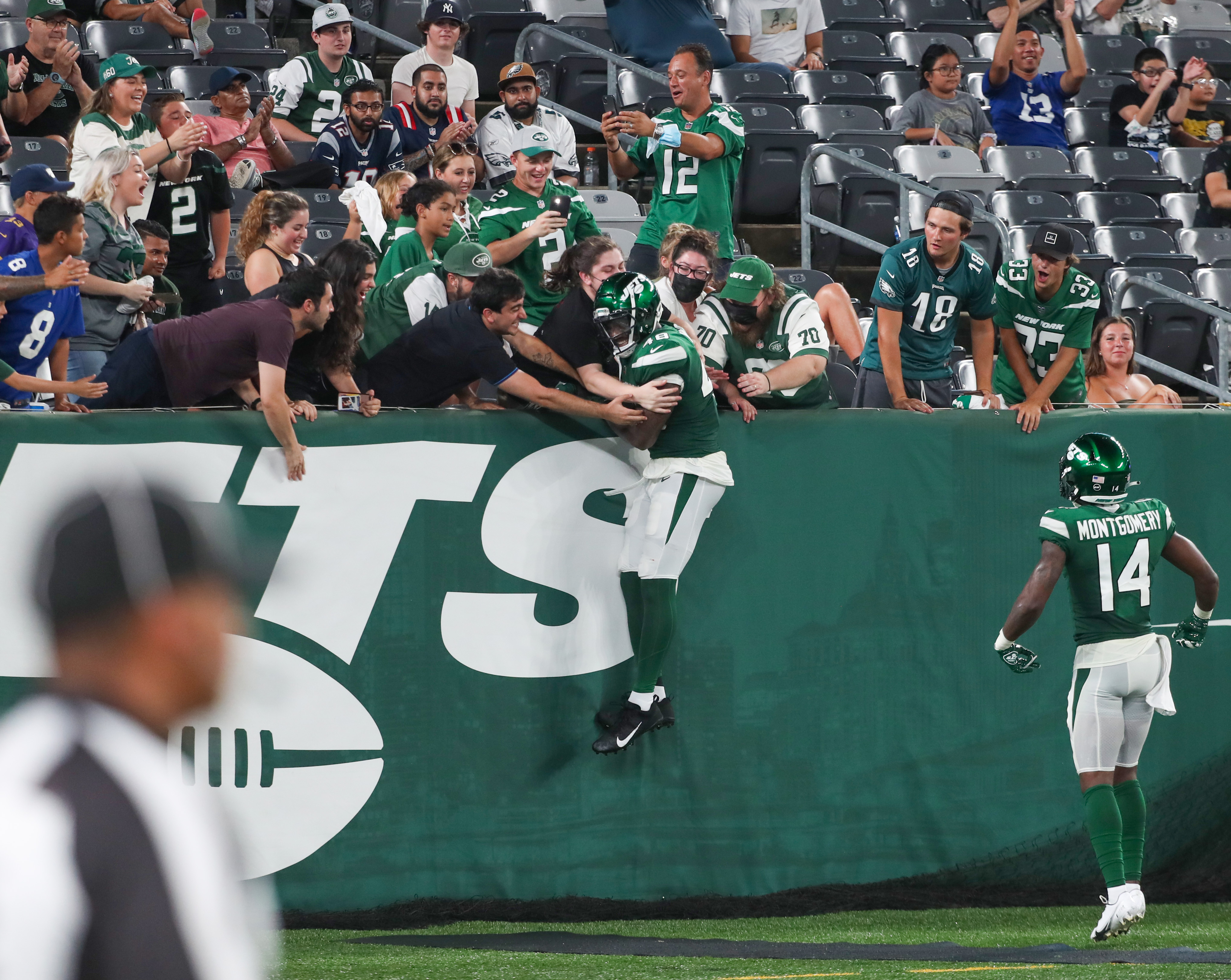 Philadelphia Eagles' Greg Ward (84) scores a two-point conversion