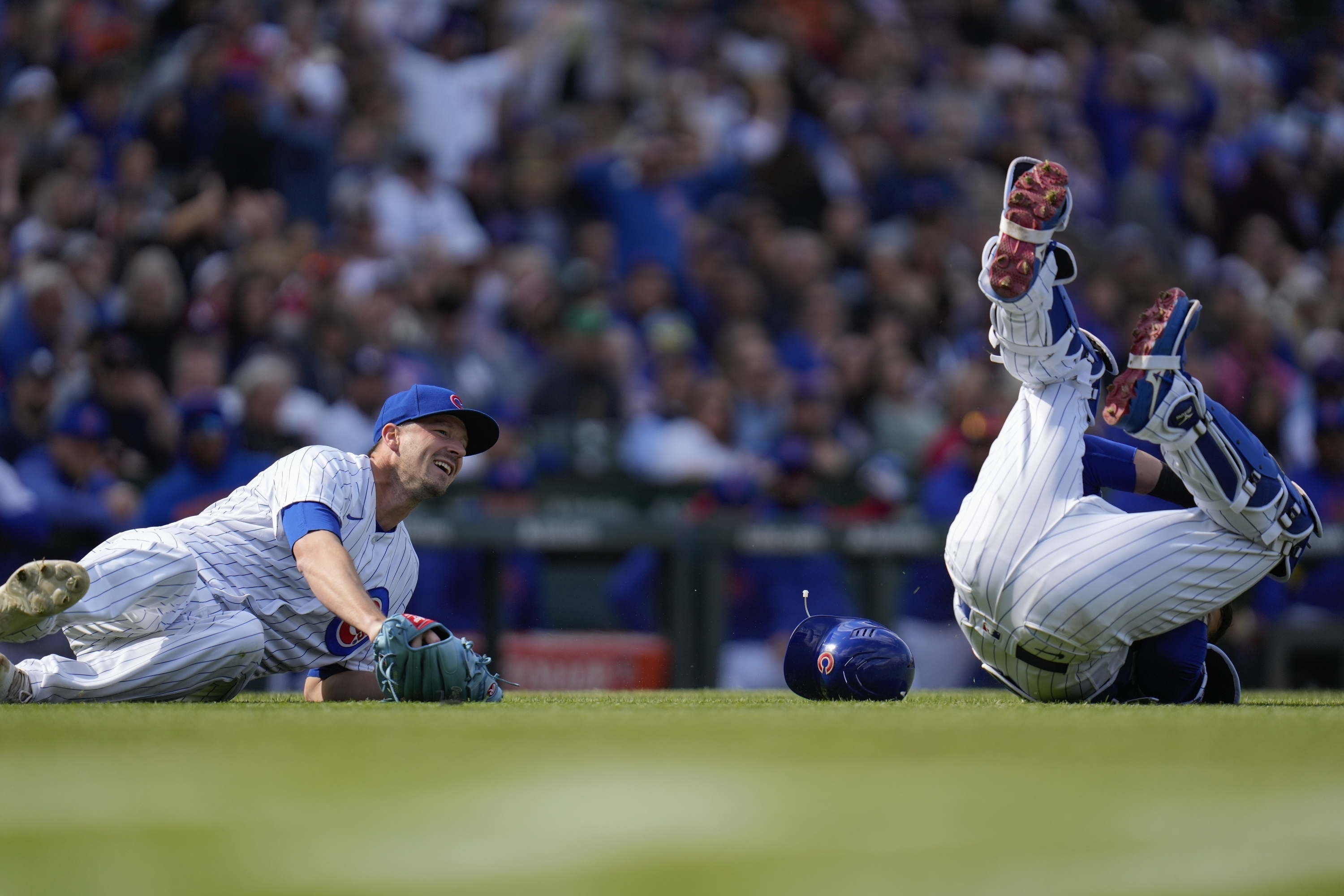 Cubs' Drew Smyly loses perfect game bid to infield dribbler after