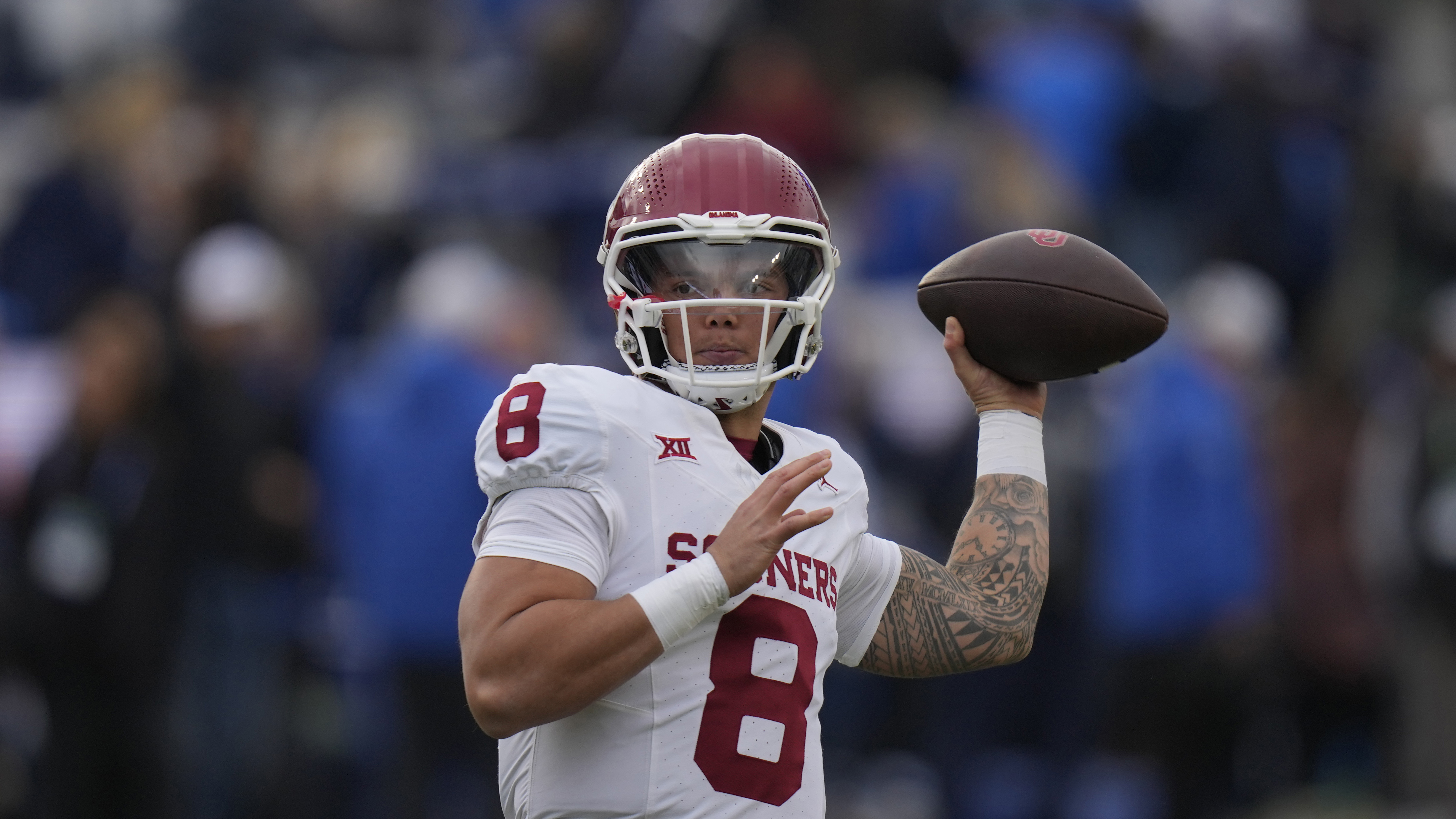 O ex-quarterback do Oklahoma Dillon Gabriel se comprometeu com o Oregon Ducks