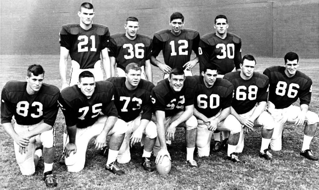 Alabama Crimson Tide's quarterback Joe Namath steps back and looks News  Photo - Getty Images